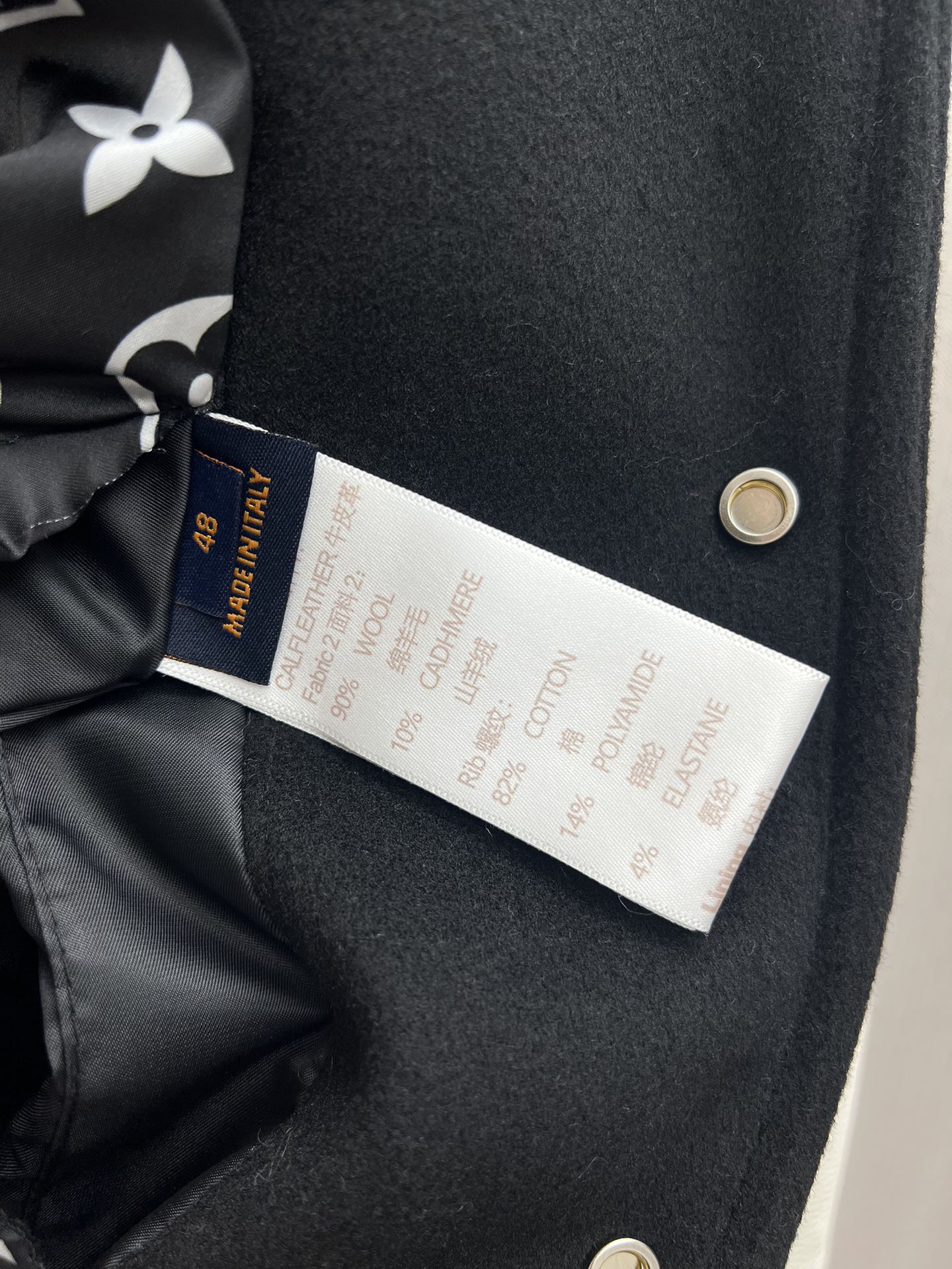 Bomber Varsity en Lana & Piel con Detalles Monogram · Colección 25SS