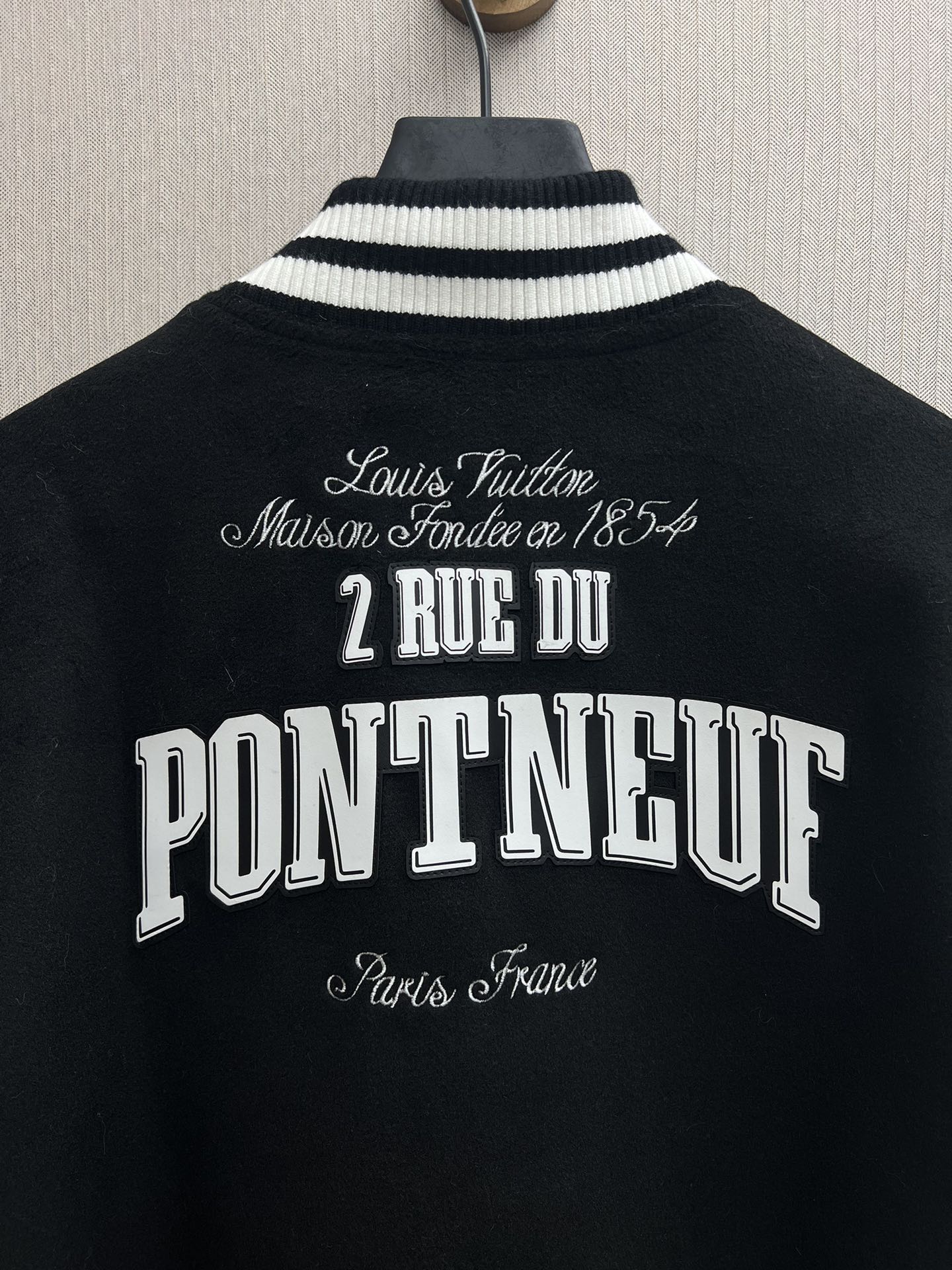 Bomber Varsity en Lana & Piel con Detalles Monogram · Colección 25SS