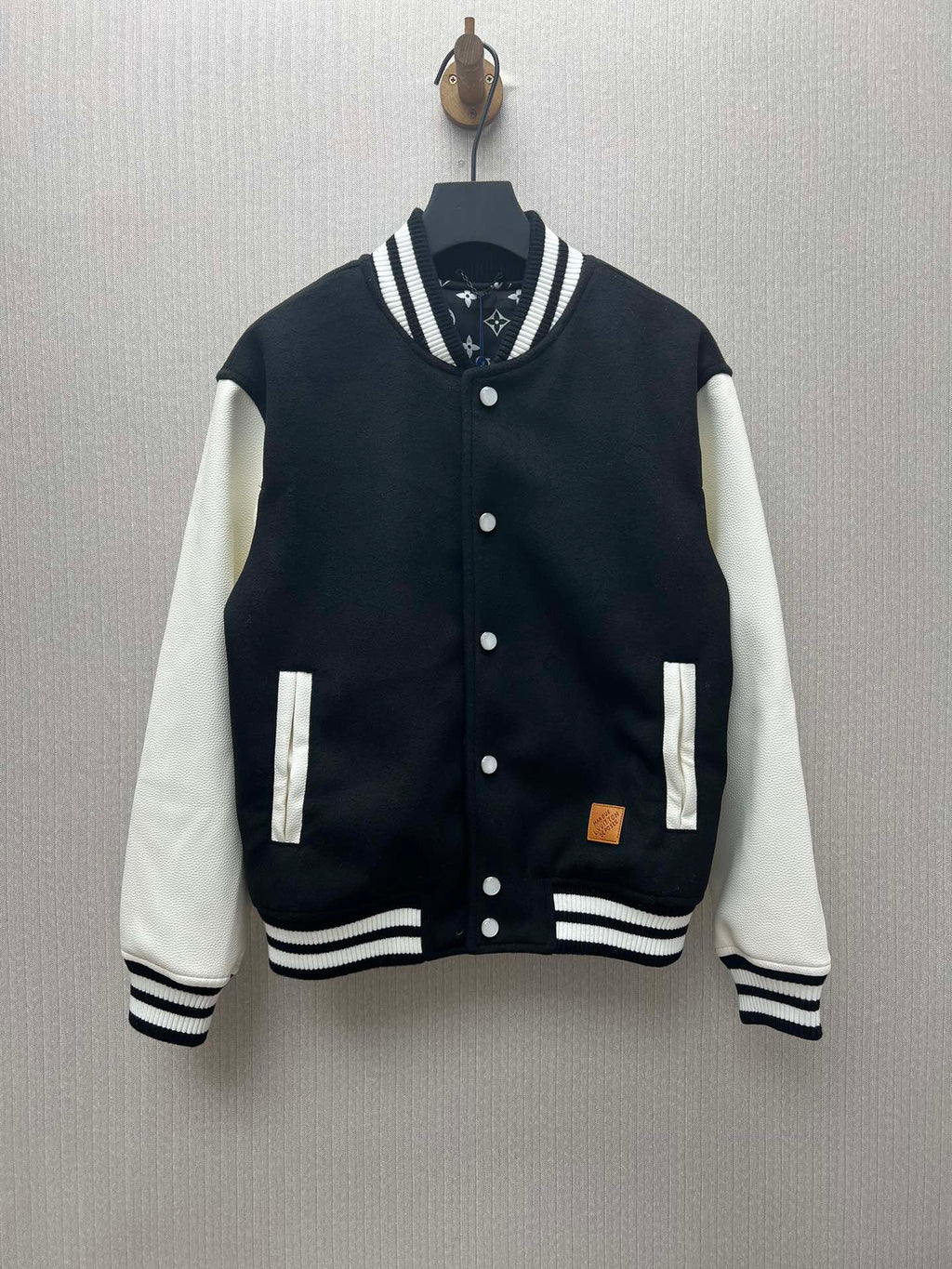 Bomber Varsity en Lana & Piel con Detalles Monogram · Colección 25SS