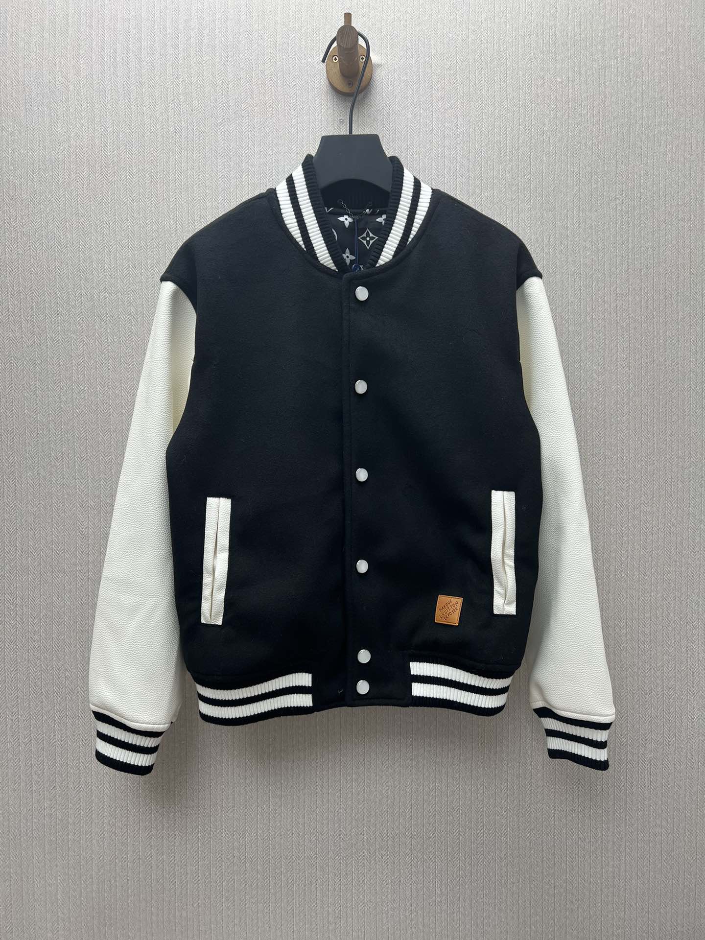 Bomber Varsity en Lana & Piel con Detalles Monogram · Colección 25SS