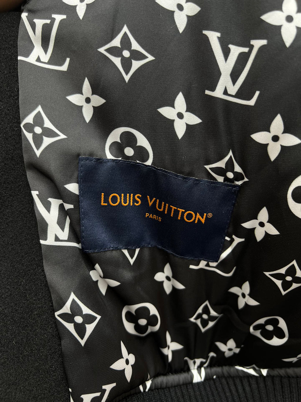 Bomber Varsity en Lana & Piel con Detalles Monogram · Colección 25SS