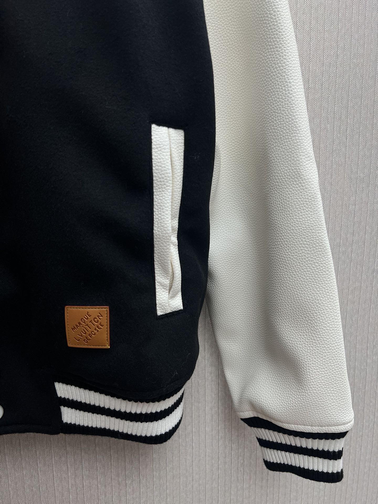 Bomber Varsity en Lana & Piel con Detalles Monogram · Colección 25SS