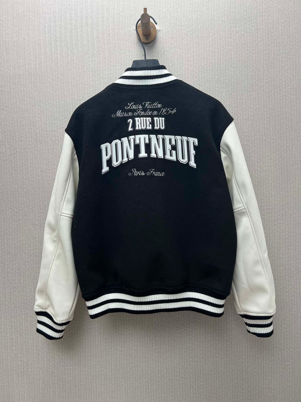 Bomber Varsity en Lana & Piel con Detalles Monogram · Colección 25SS