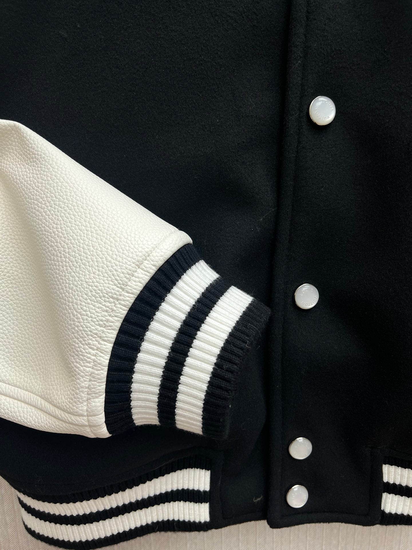 Bomber Varsity en Lana & Piel con Detalles Monogram · Colección 25SS