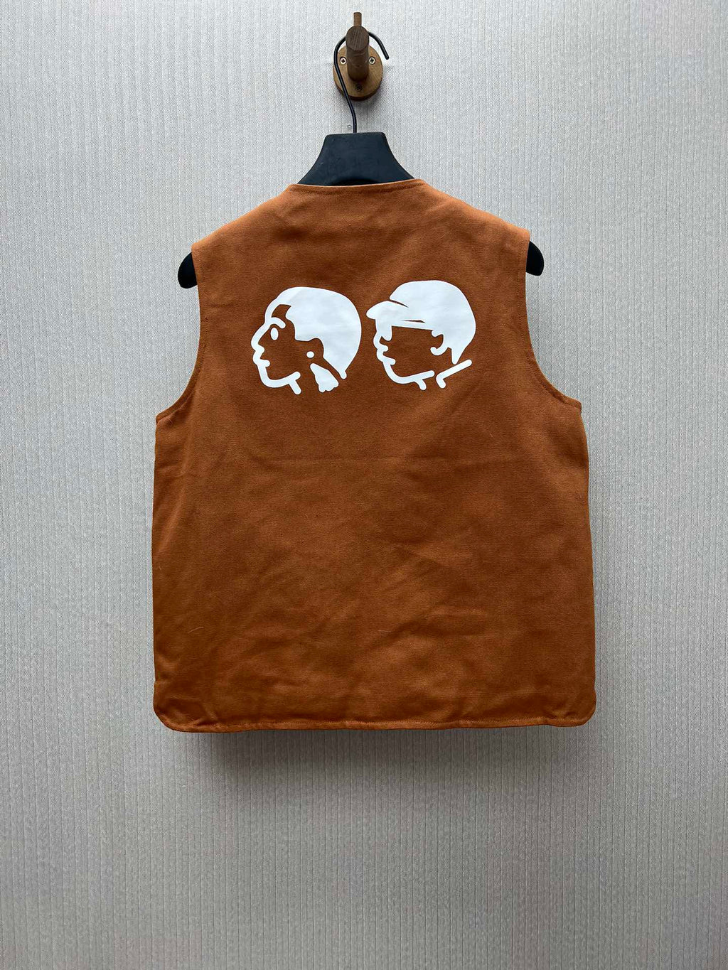 Chaleco Utility con Cremallera y Bordados Creativos · Colección