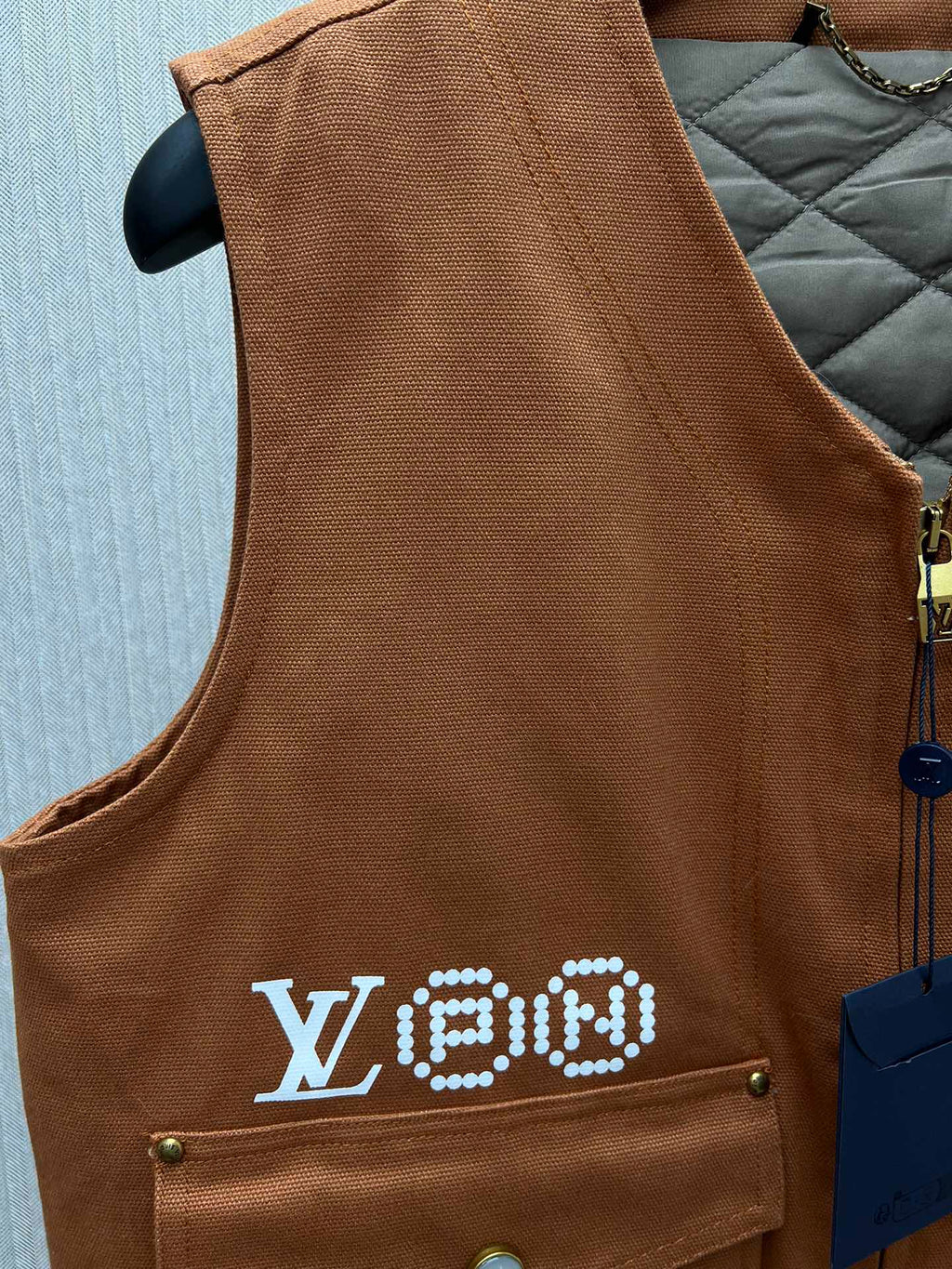 Chaleco Utility con Cremallera y Bordados Creativos · Colección