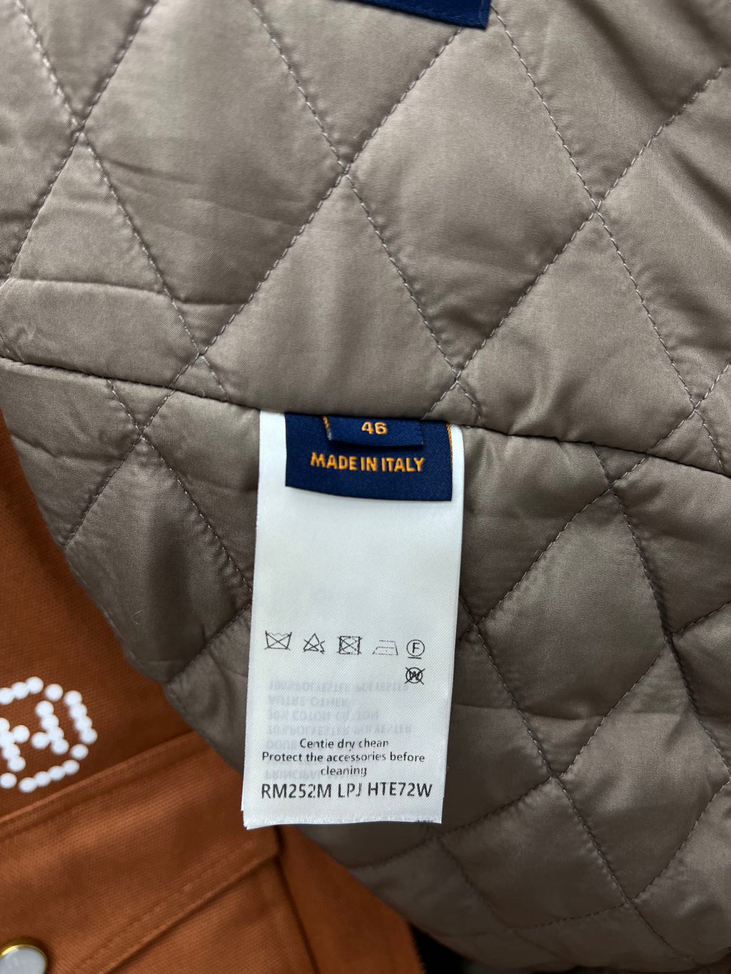 Chaleco Utility con Cremallera y Bordados Creativos · Colección