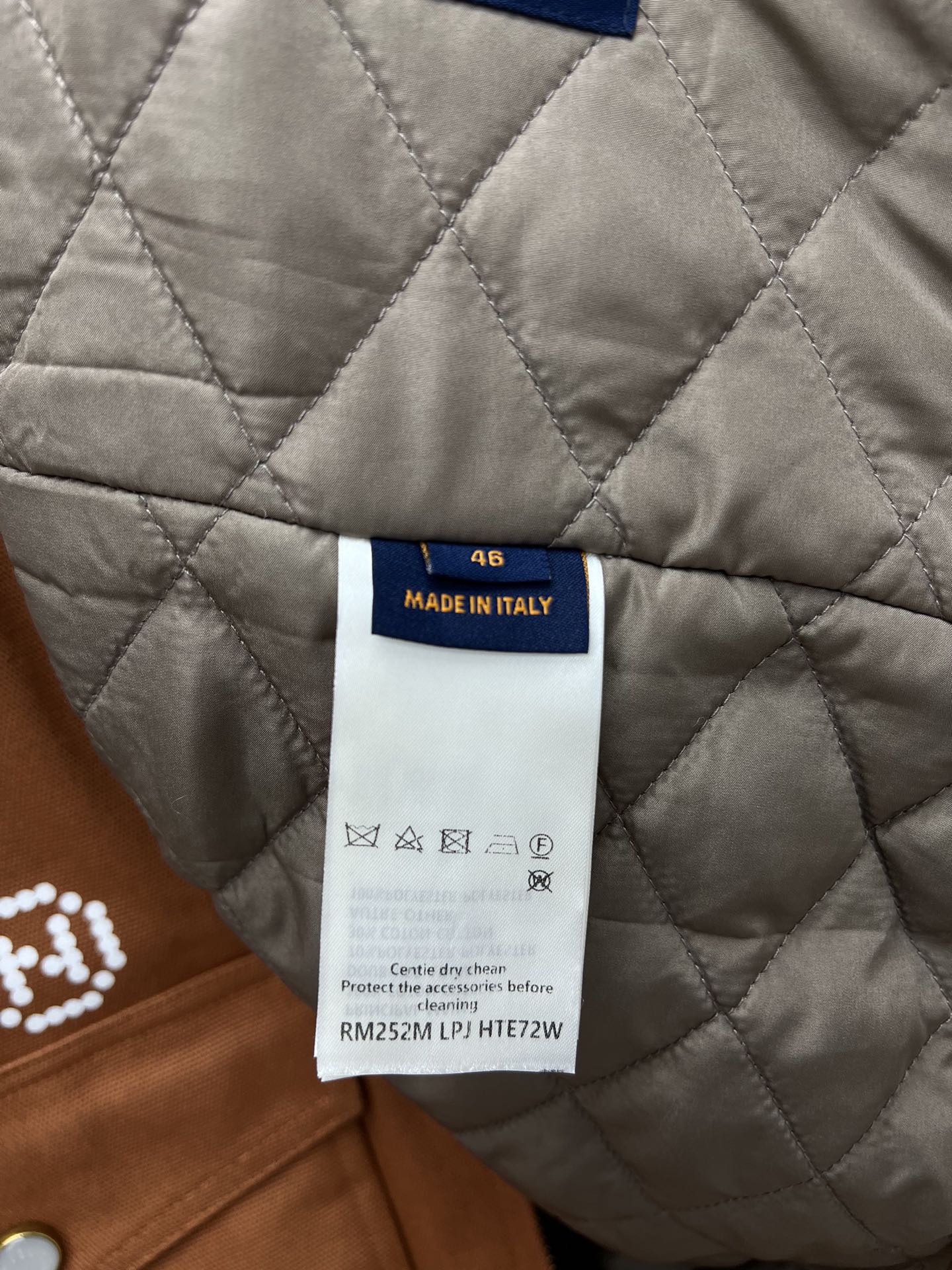 Chaleco Utility con Cremallera y Bordados Creativos · Colección