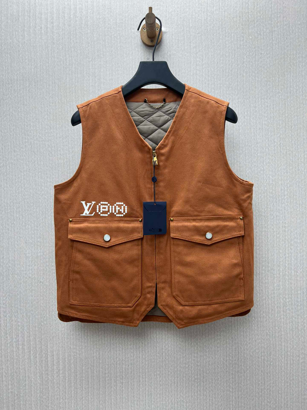 Chaleco Utility con Cremallera y Bordados Creativos · Colección