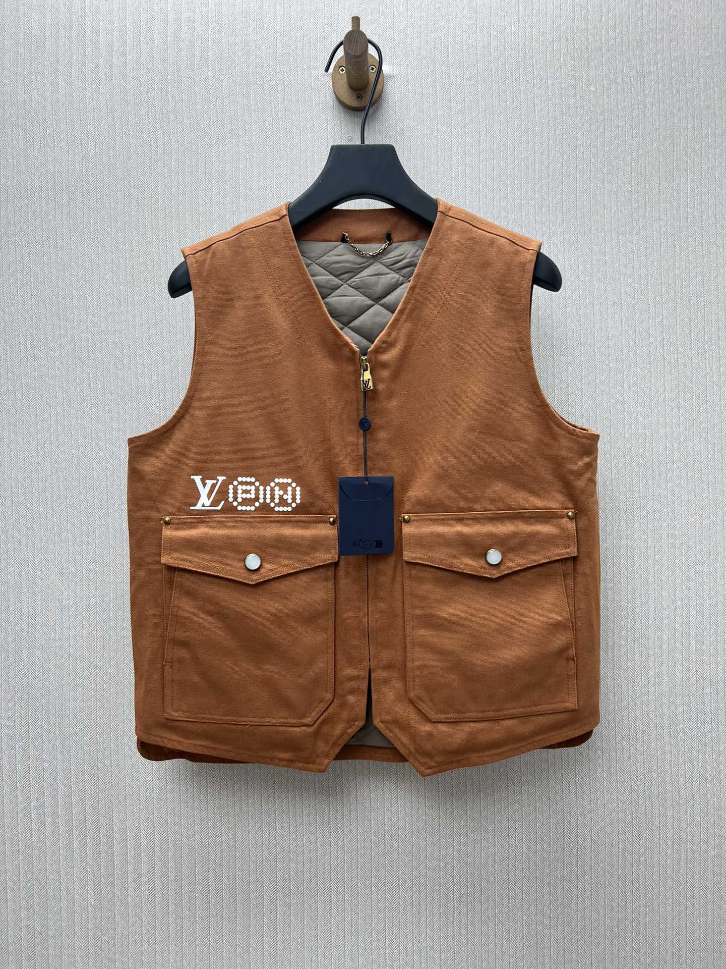 Chaleco Utility con Cremallera y Bordados Creativos · Colección