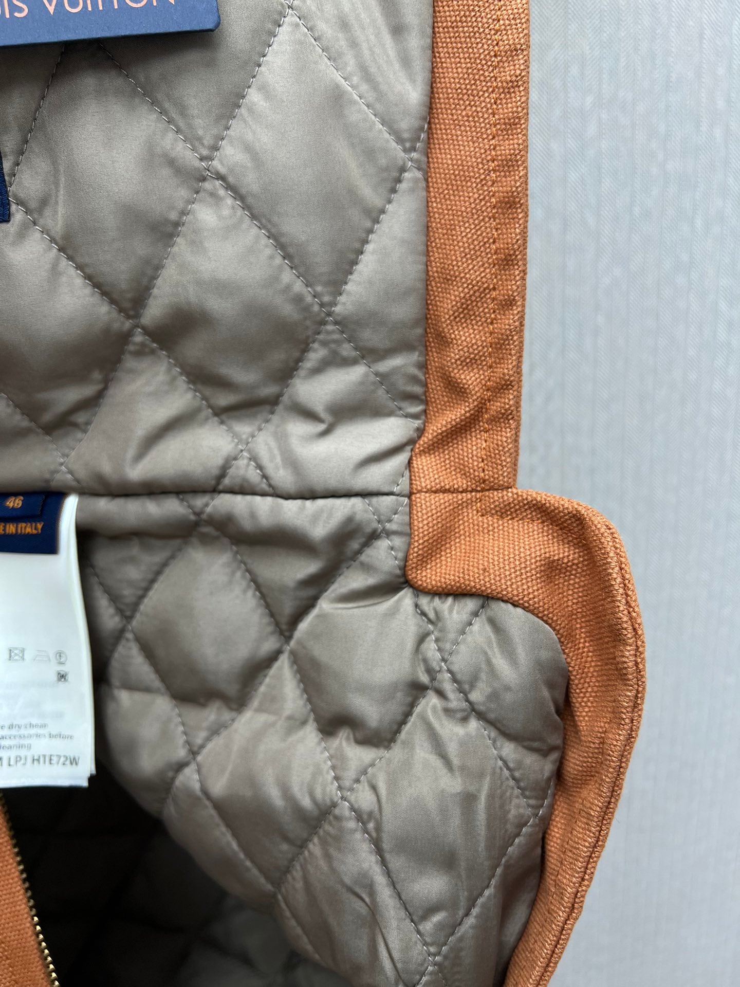 Chaleco Utility con Cremallera y Bordados Creativos · Colección