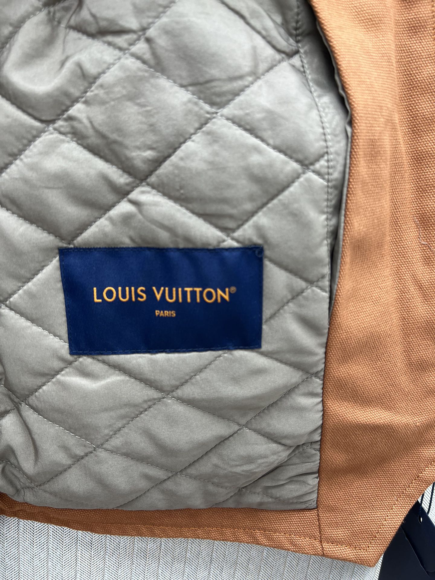 Chaleco Utility con Cremallera y Bordados Creativos · Colección