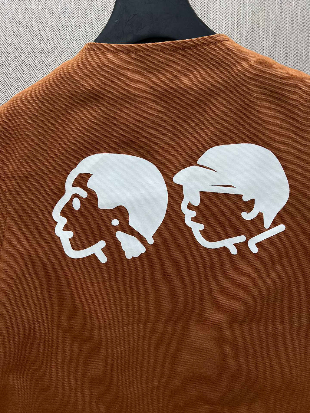 Chaleco Utility con Cremallera y Bordados Creativos · Colección