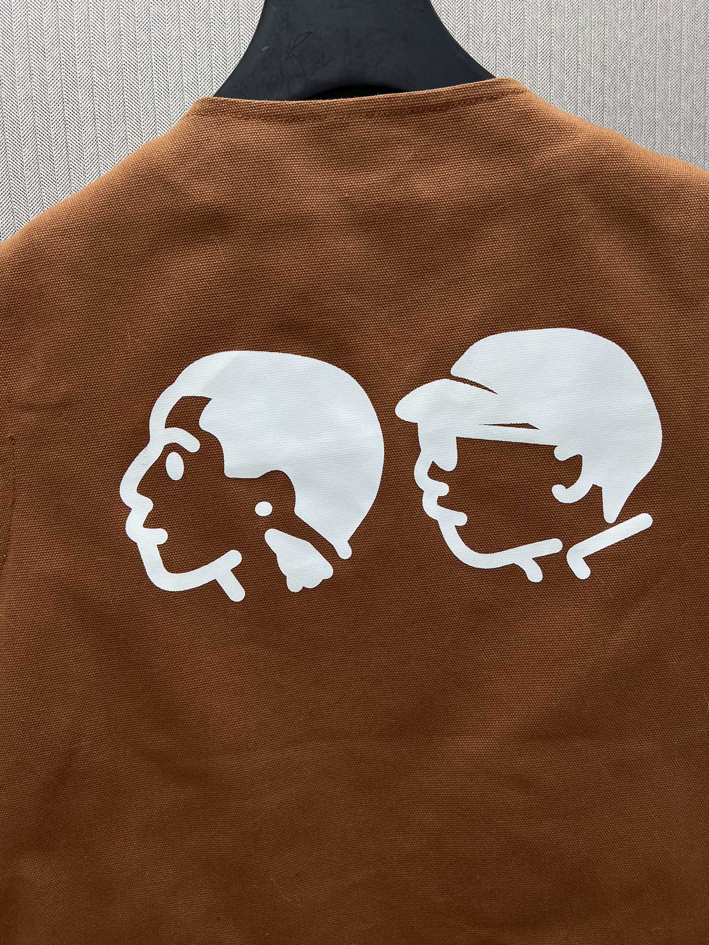 Chaleco Utility con Cremallera y Bordados Creativos · Colección