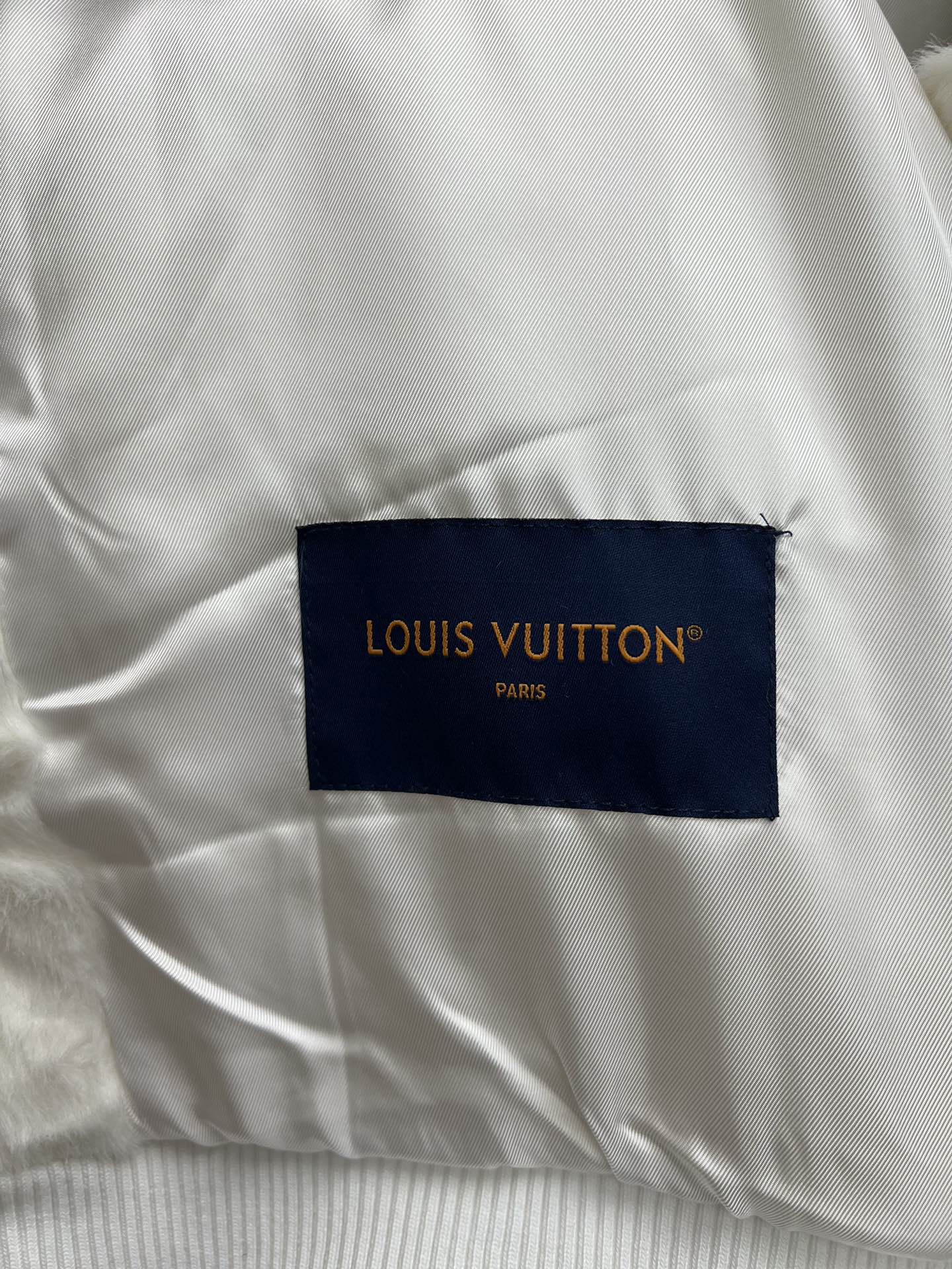 Abrigo con Capucha en Visón Natural · Colección 25SS