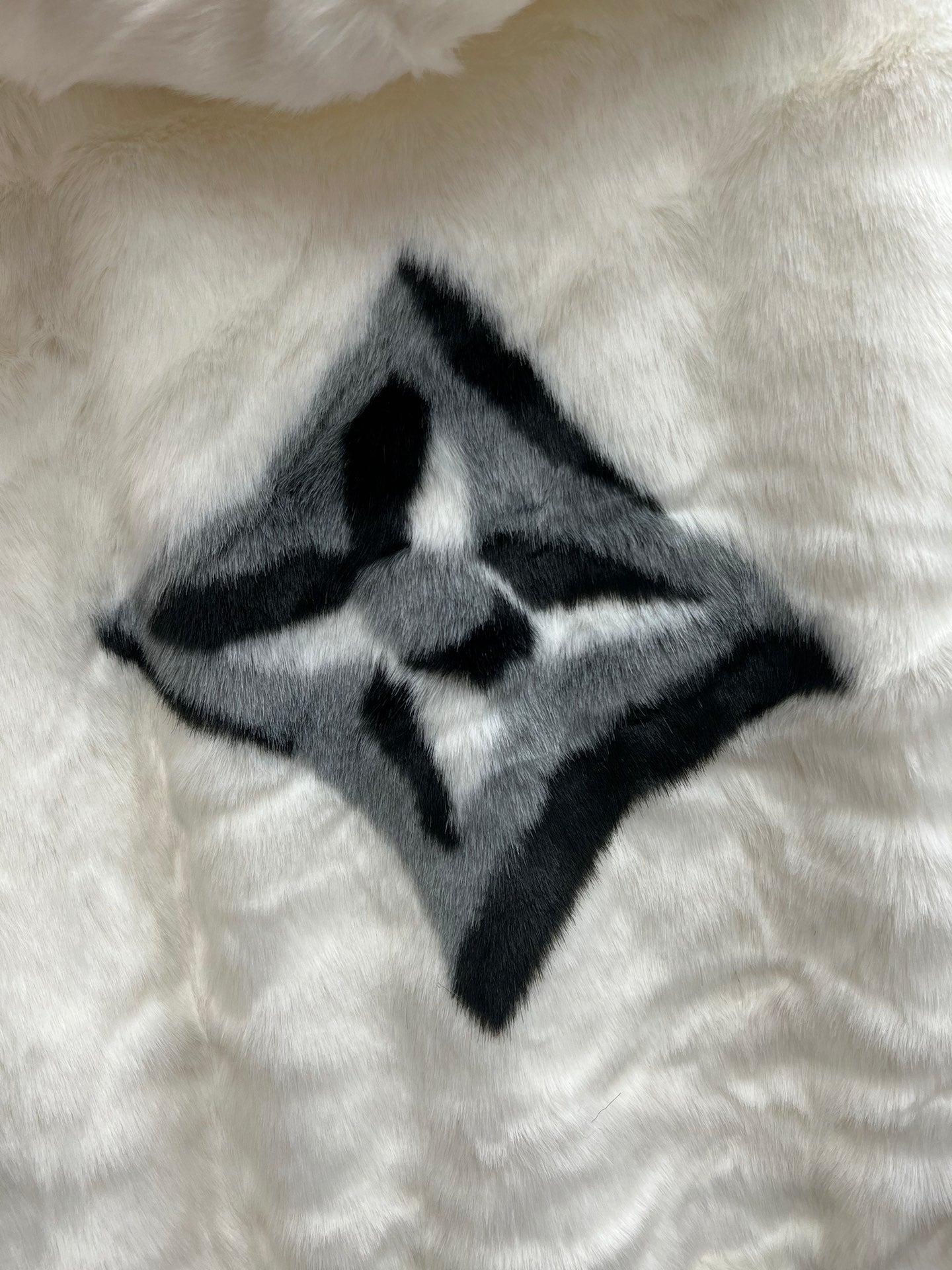 Abrigo con Capucha en Visón Natural · Colección 25SS