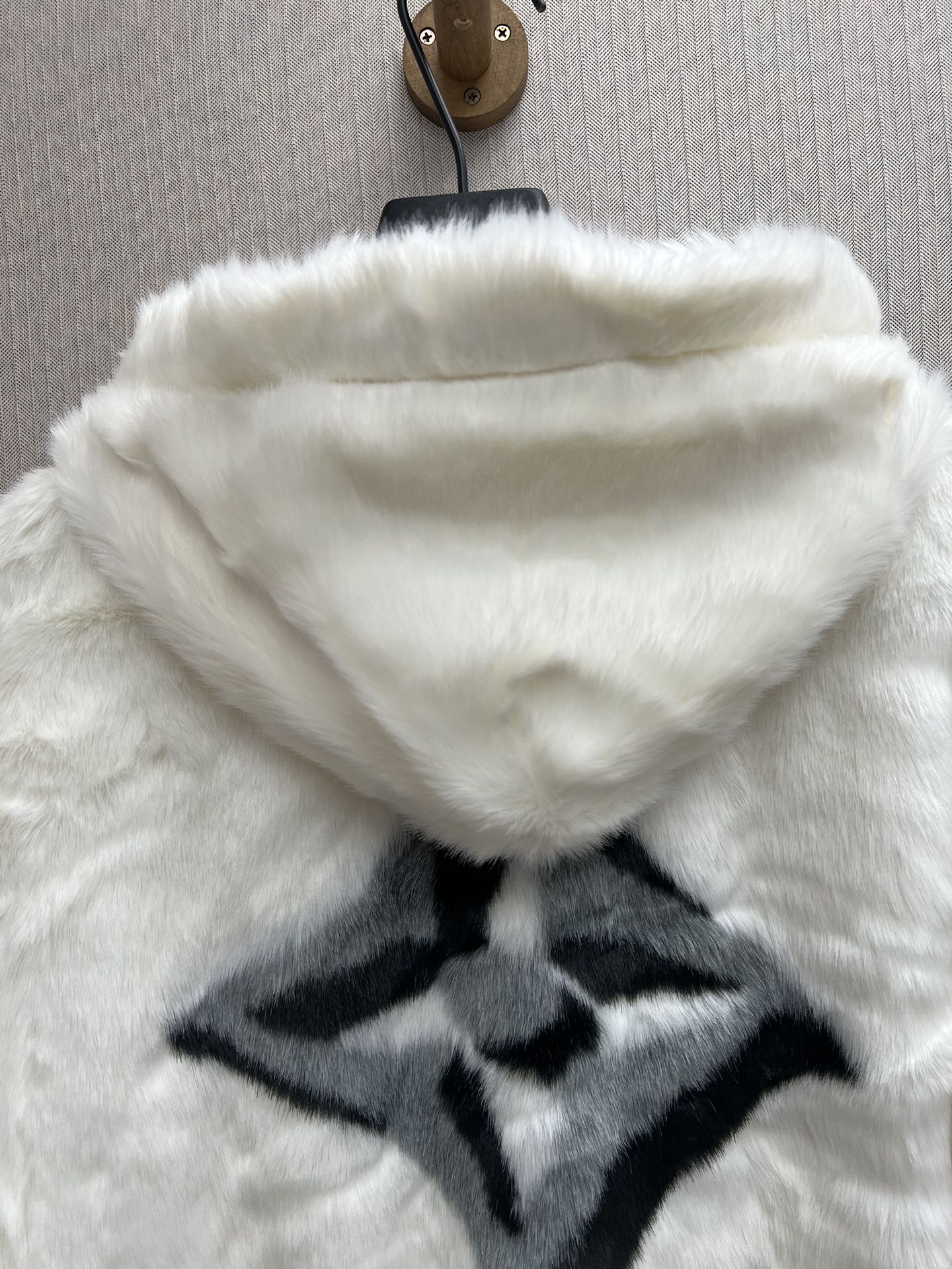 Abrigo con Capucha en Visón Natural · Colección 25SS