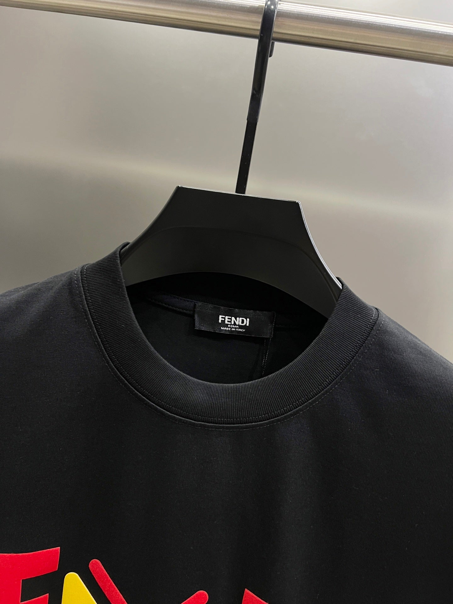 Camiseta Unisex con Detalle en Relieve de Ojos · Edición Primavera–Verano 2025