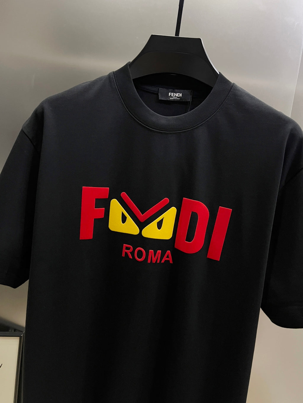 Camiseta Unisex con Detalle en Relieve de Ojos · Edición Primavera–Verano 2025