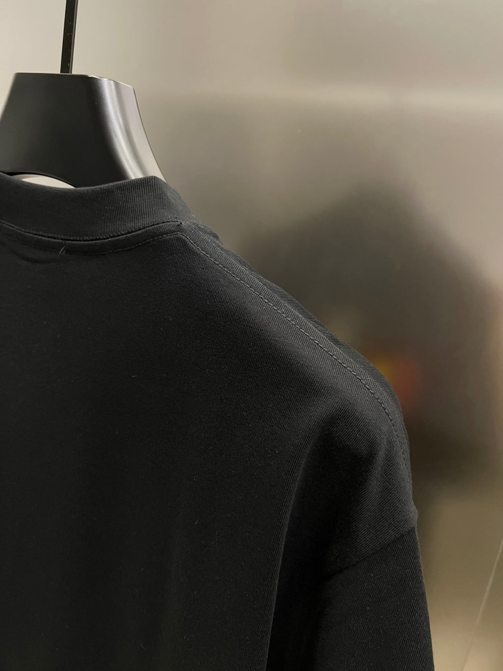 Camiseta Unisex con Detalle en Relieve de Ojos · Edición Primavera–Verano 2025