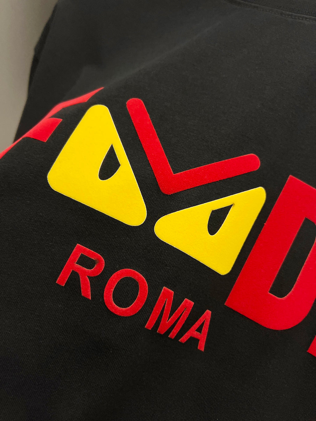 Camiseta Unisex con Detalle en Relieve de Ojos · Edición Primavera–Verano 2025