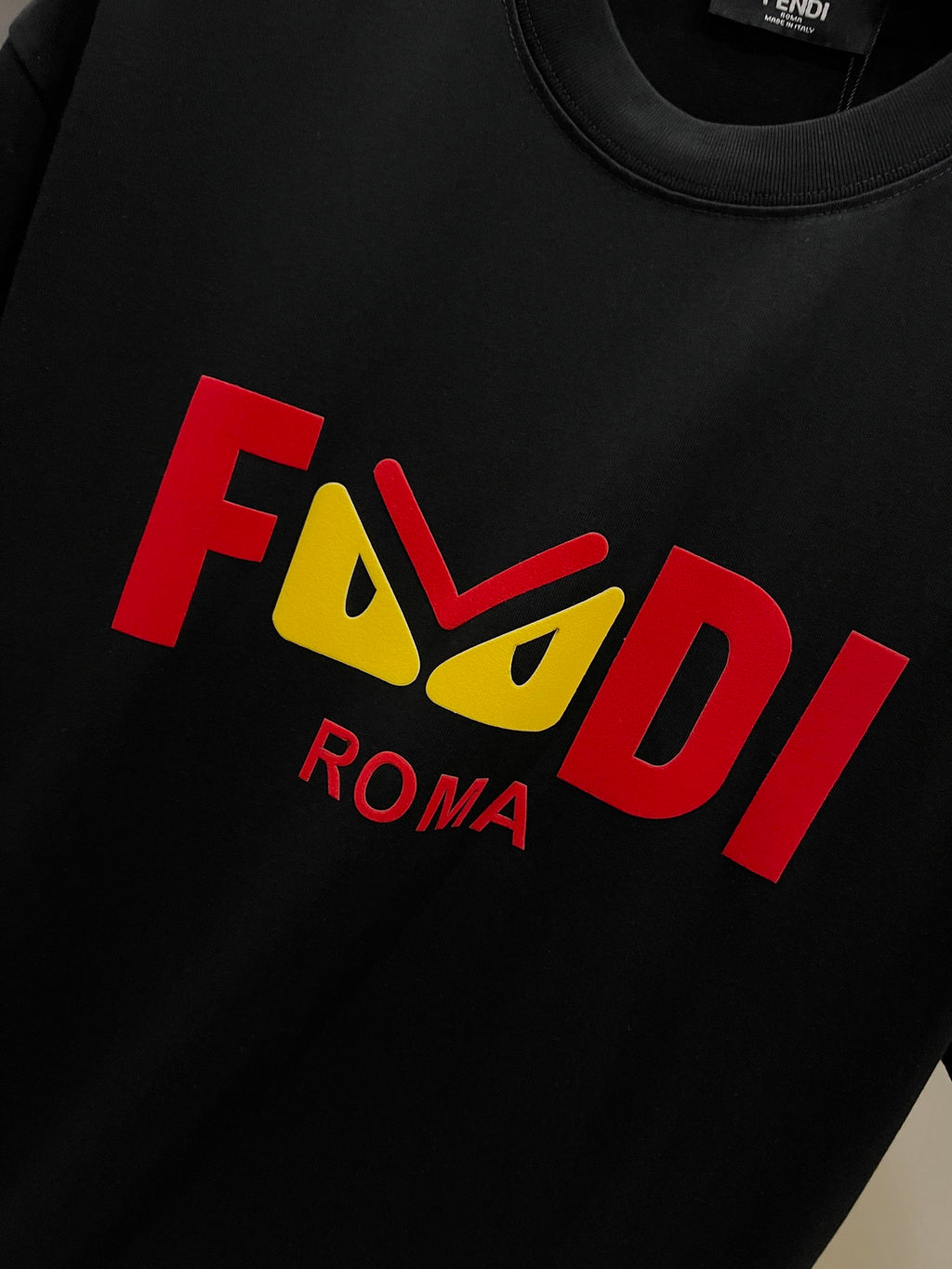 Camiseta Unisex con Detalle en Relieve de Ojos · Edición Primavera–Verano 2025