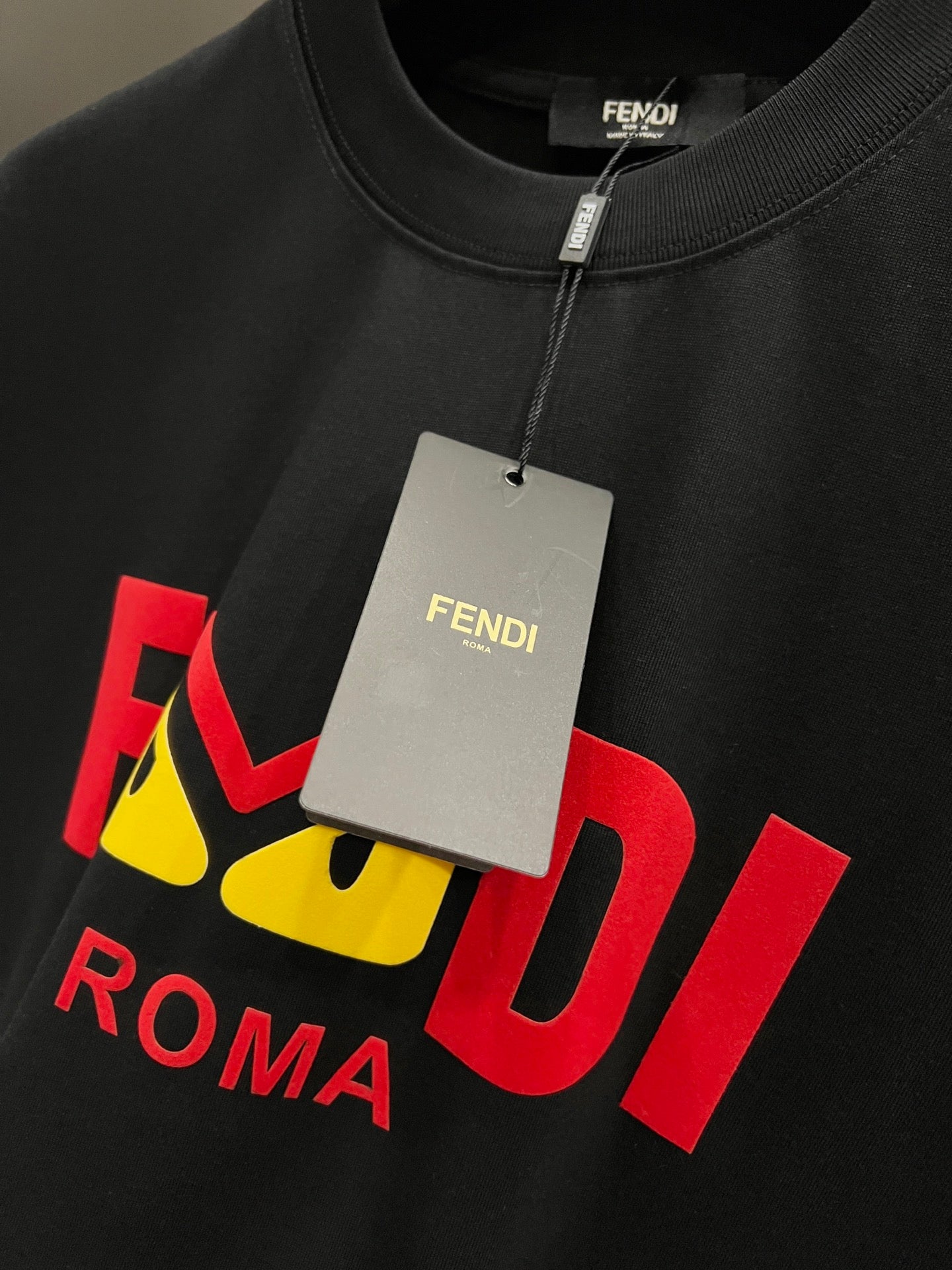 Camiseta Unisex con Detalle en Relieve de Ojos · Edición Primavera–Verano 2025