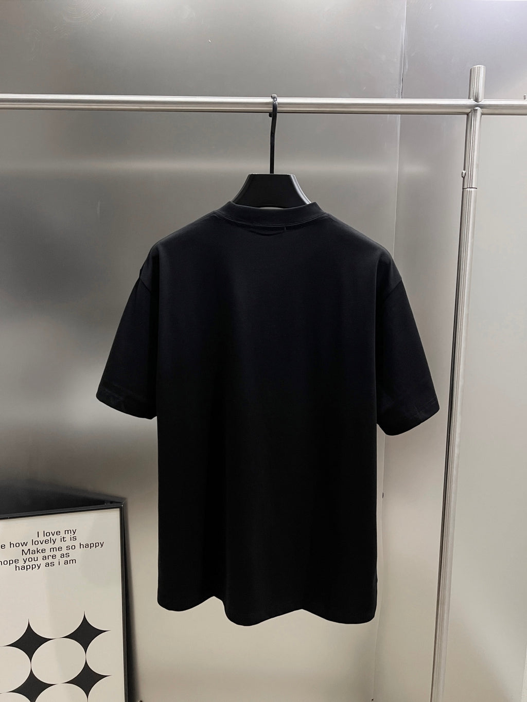 Camiseta Unisex con Detalle en Relieve de Ojos · Edición Primavera–Verano 2025