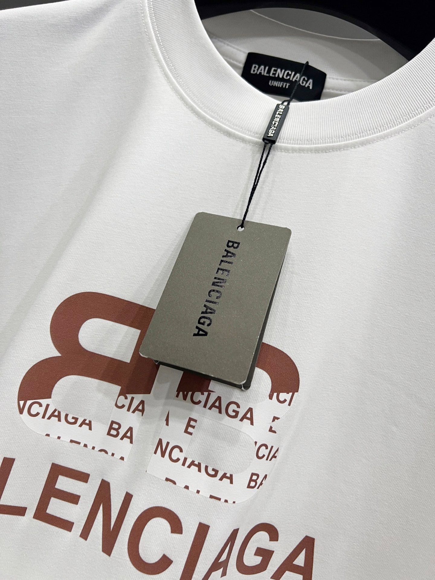 Camiseta Unisex con Letras Clásicas · Edición Primavera–Verano 2025