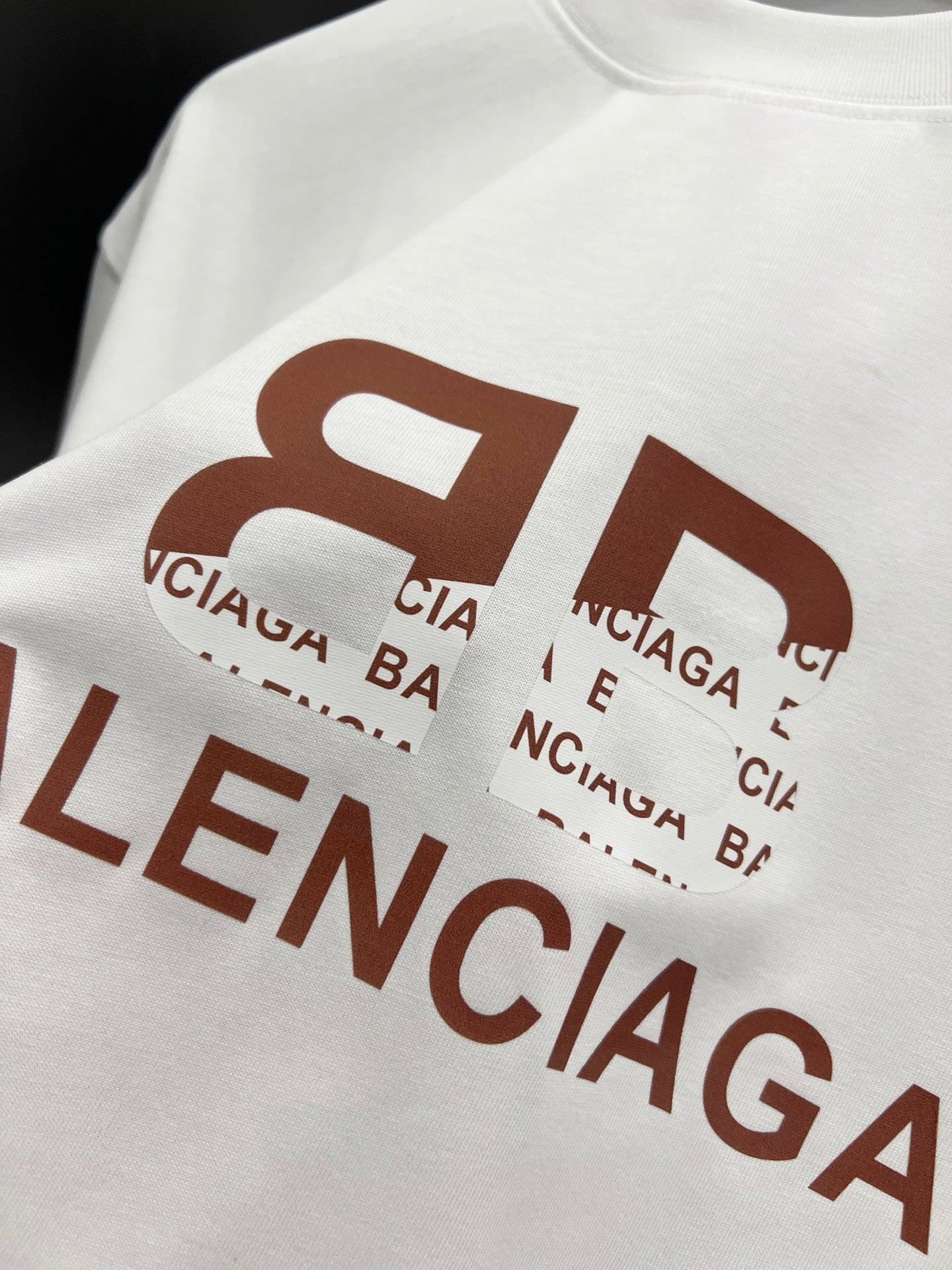 Camiseta Unisex con Letras Clásicas · Edición Primavera–Verano 2025