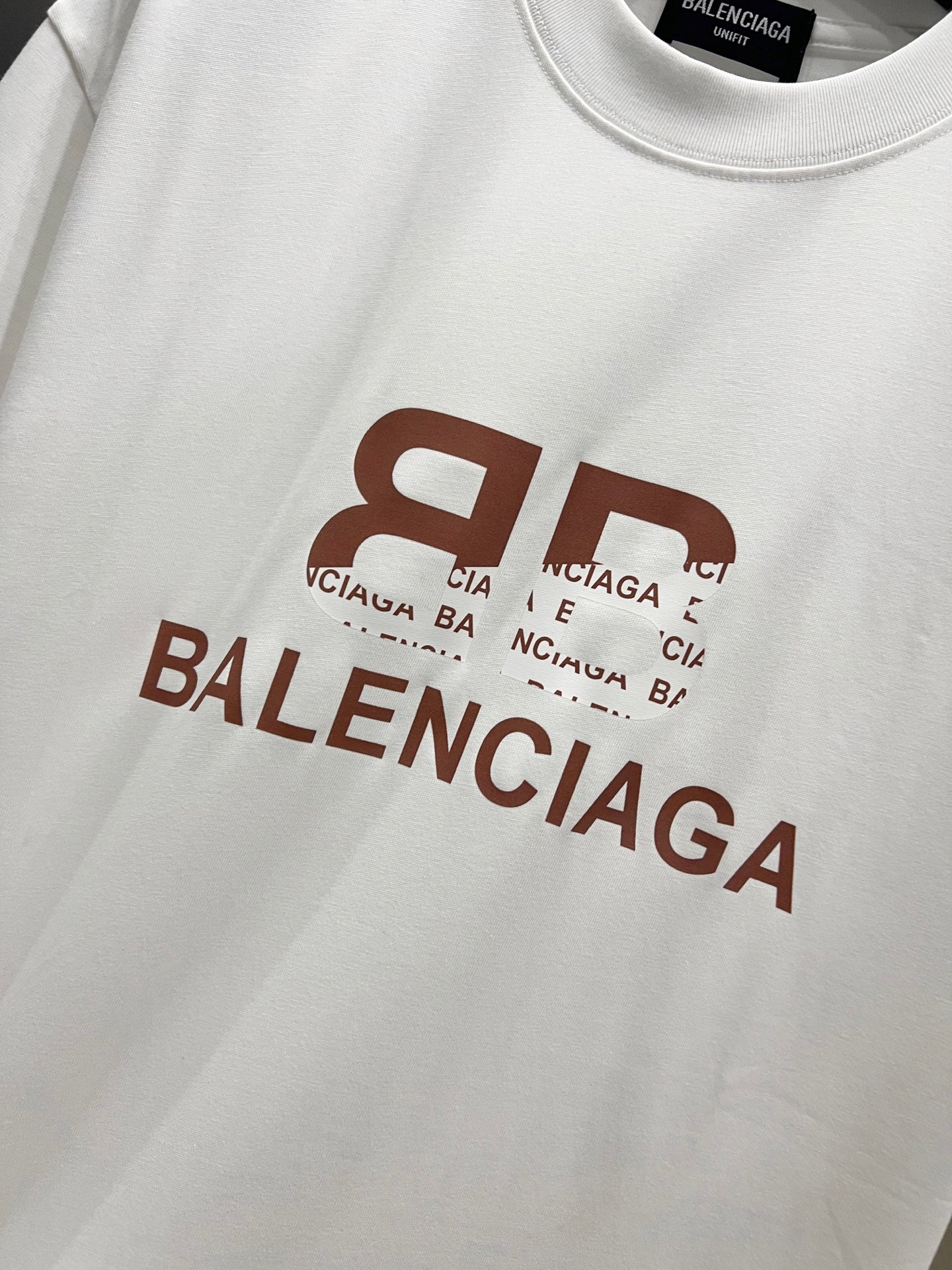 Camiseta Unisex con Letras Clásicas · Edición Primavera–Verano 2025