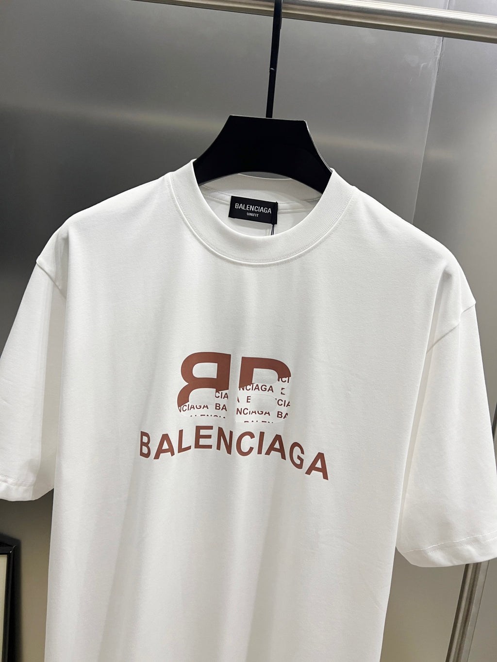 Camiseta Unisex con Letras Clásicas · Edición Primavera–Verano 2025
