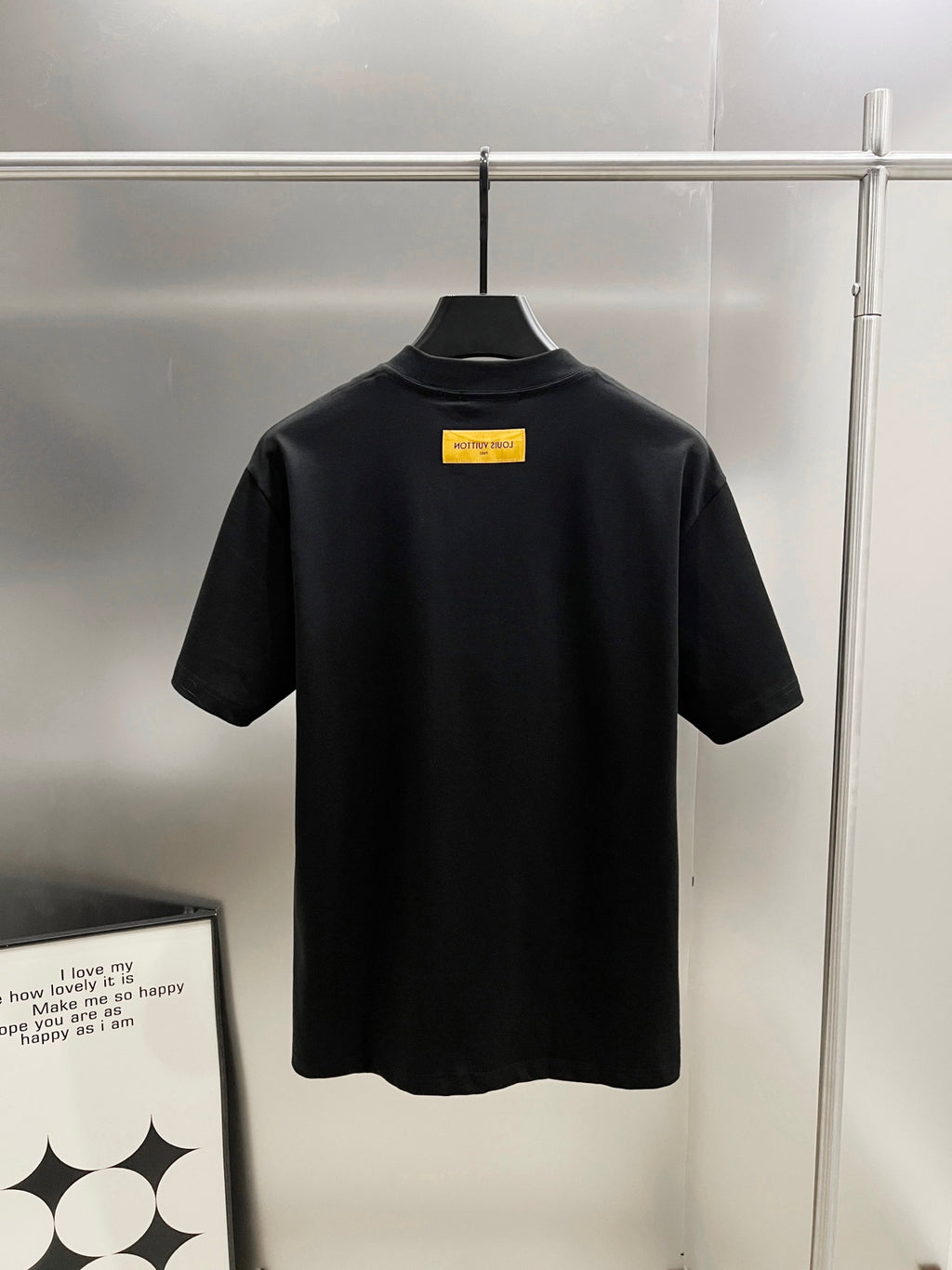 Camiseta Unisex con Detalle de Letras 3D y Cristales · Edición Primavera–Verano 2025