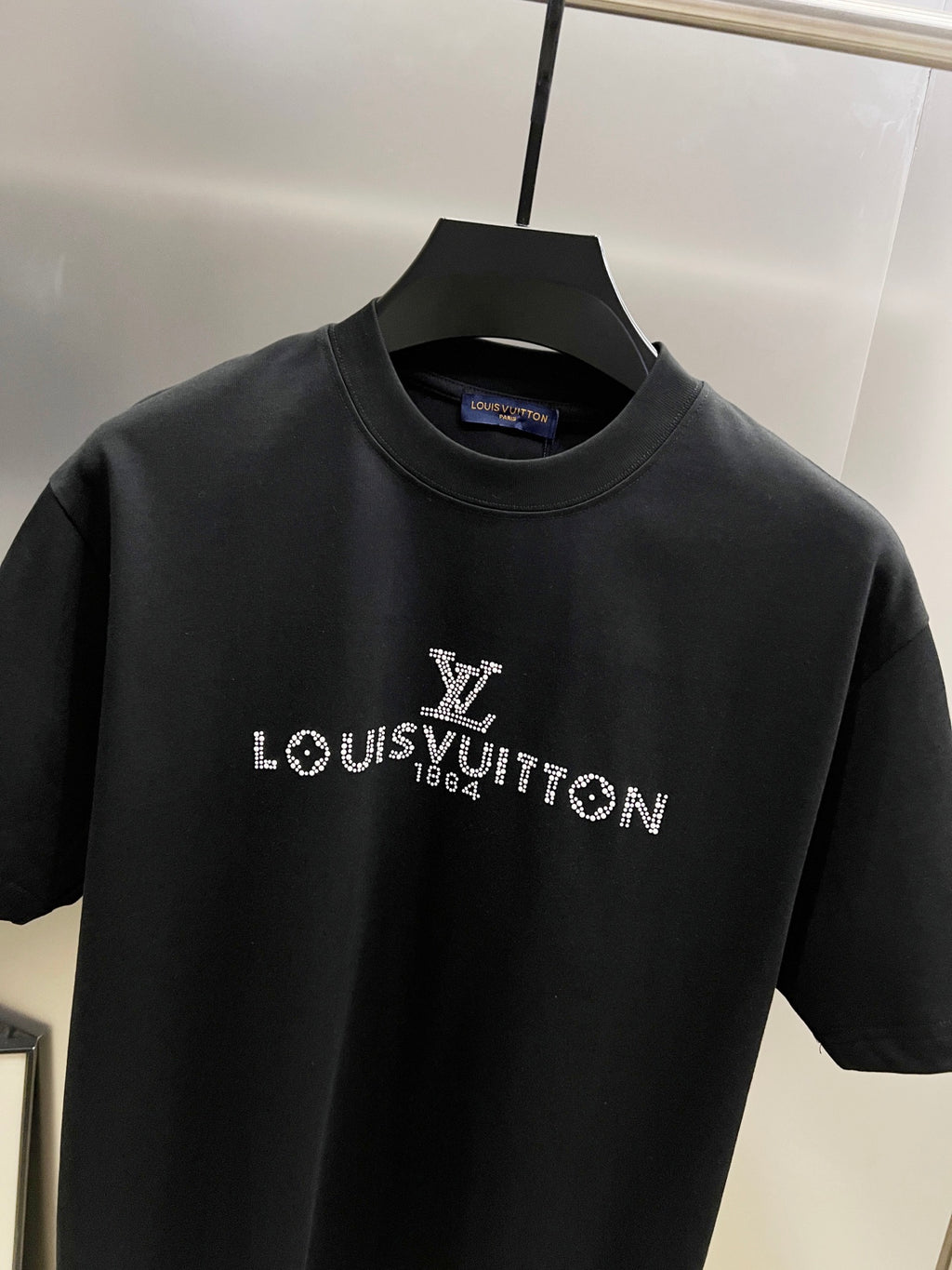 Camiseta Unisex con Detalle de Letras 3D y Cristales · Edición Primavera–Verano 2025