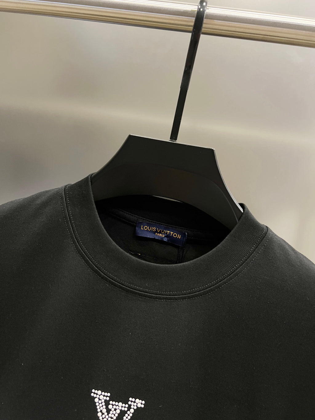 Camiseta Unisex con Detalle de Letras 3D y Cristales · Edición Primavera–Verano 2025