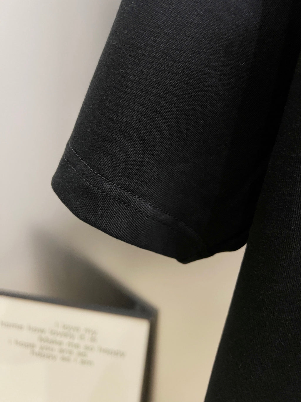 Camiseta Unisex con Detalle de Letras 3D y Cristales · Edición Primavera–Verano 2025