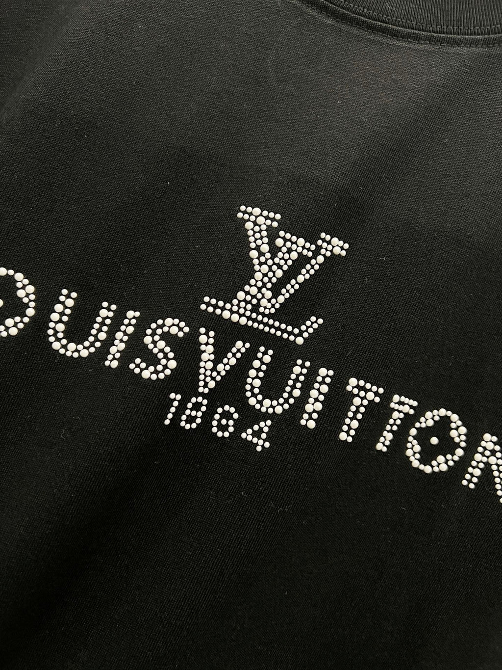 Camiseta Unisex con Detalle de Letras 3D y Cristales · Edición Primavera–Verano 2025