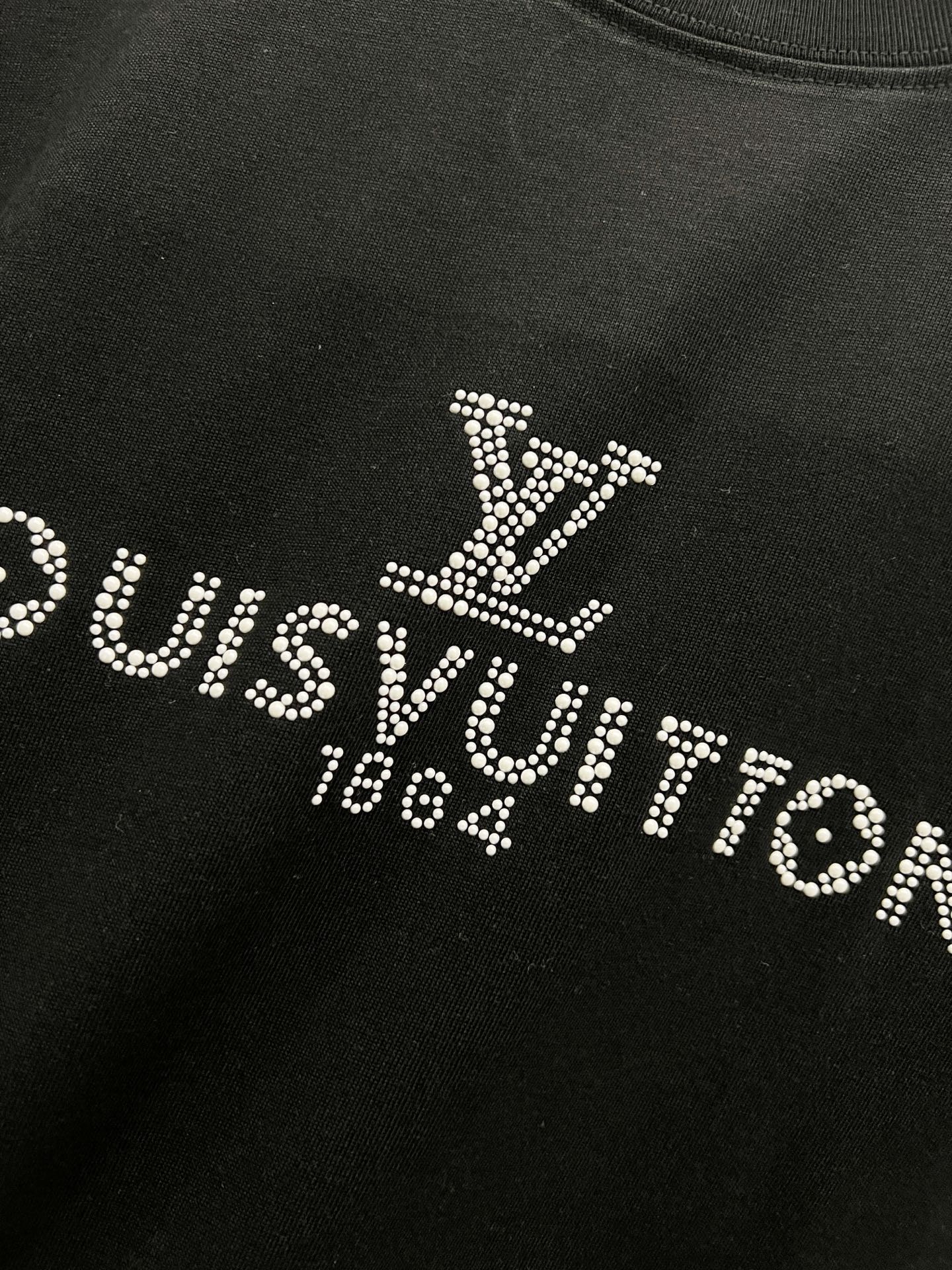 Camiseta Unisex con Detalle de Letras 3D y Cristales · Edición Primavera–Verano 2025