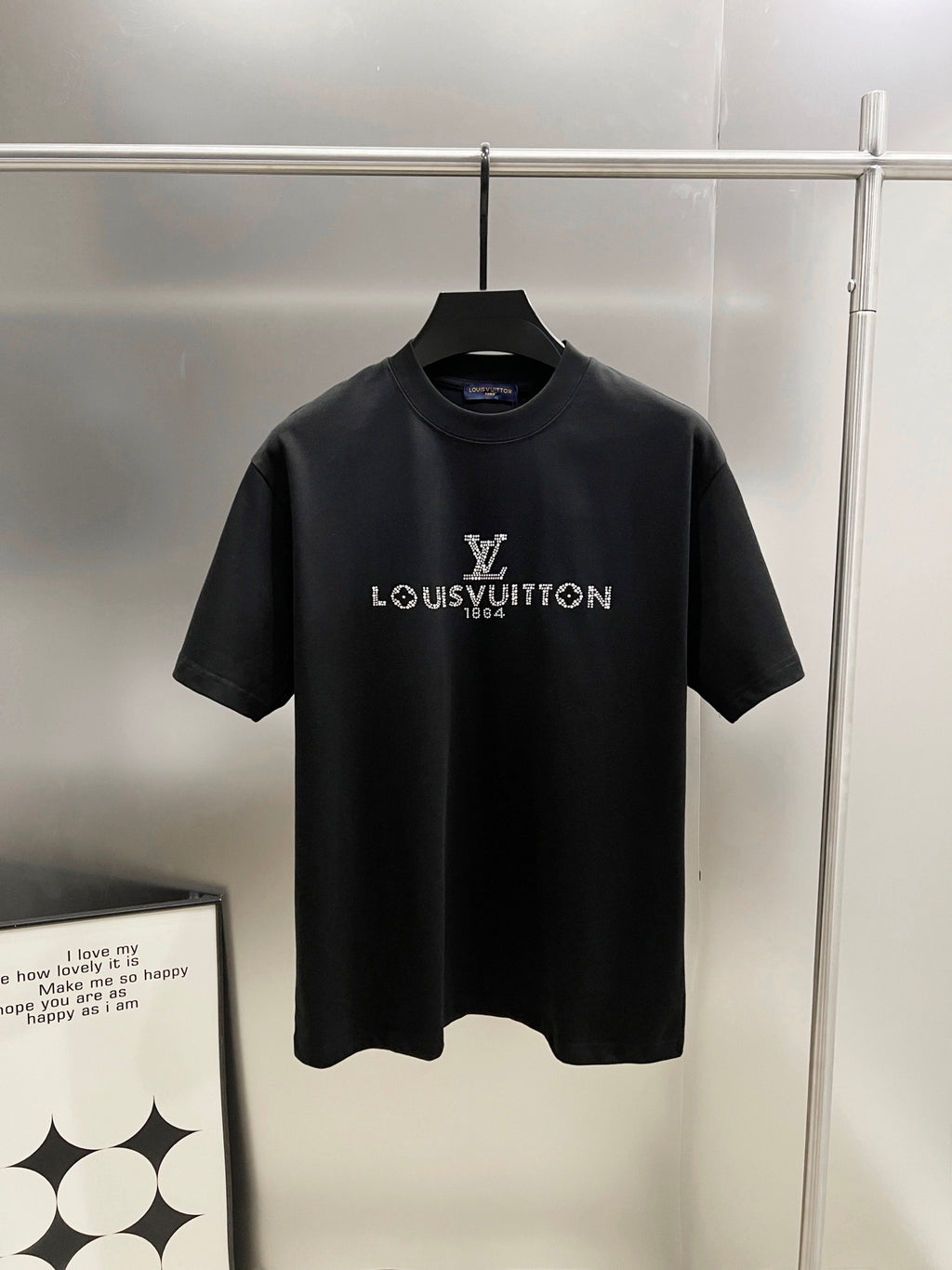 Camiseta Unisex con Detalle de Letras 3D y Cristales · Edición Primavera–Verano 2025