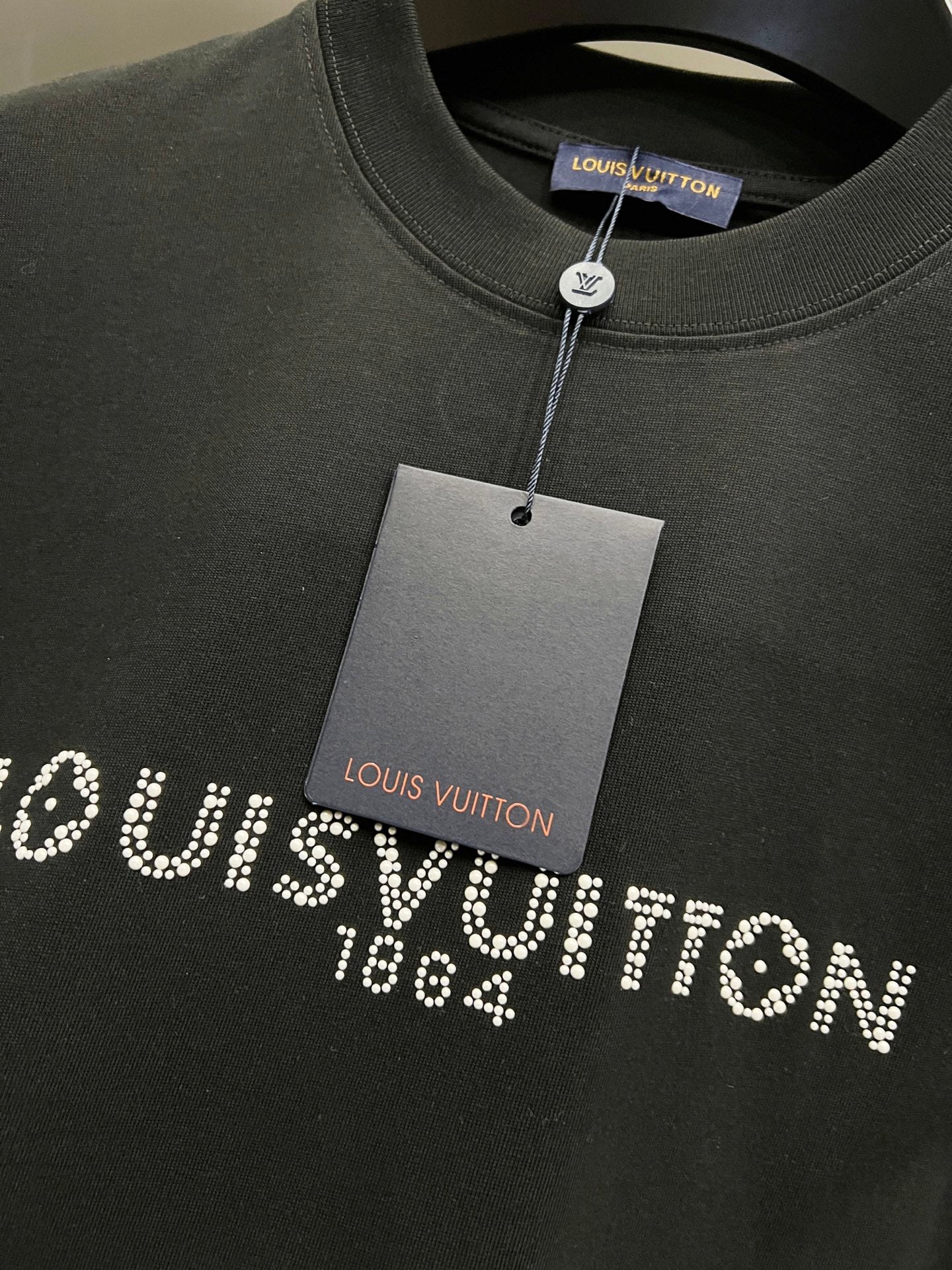 Camiseta Unisex con Detalle de Letras 3D y Cristales · Edición Primavera–Verano 2025