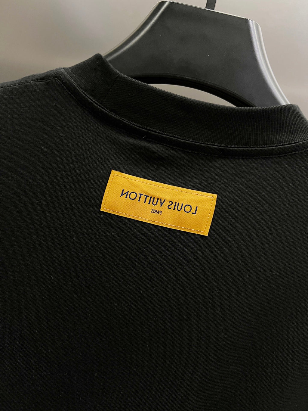 Camiseta Unisex con Detalle de Letras 3D y Cristales · Edición Primavera–Verano 2025