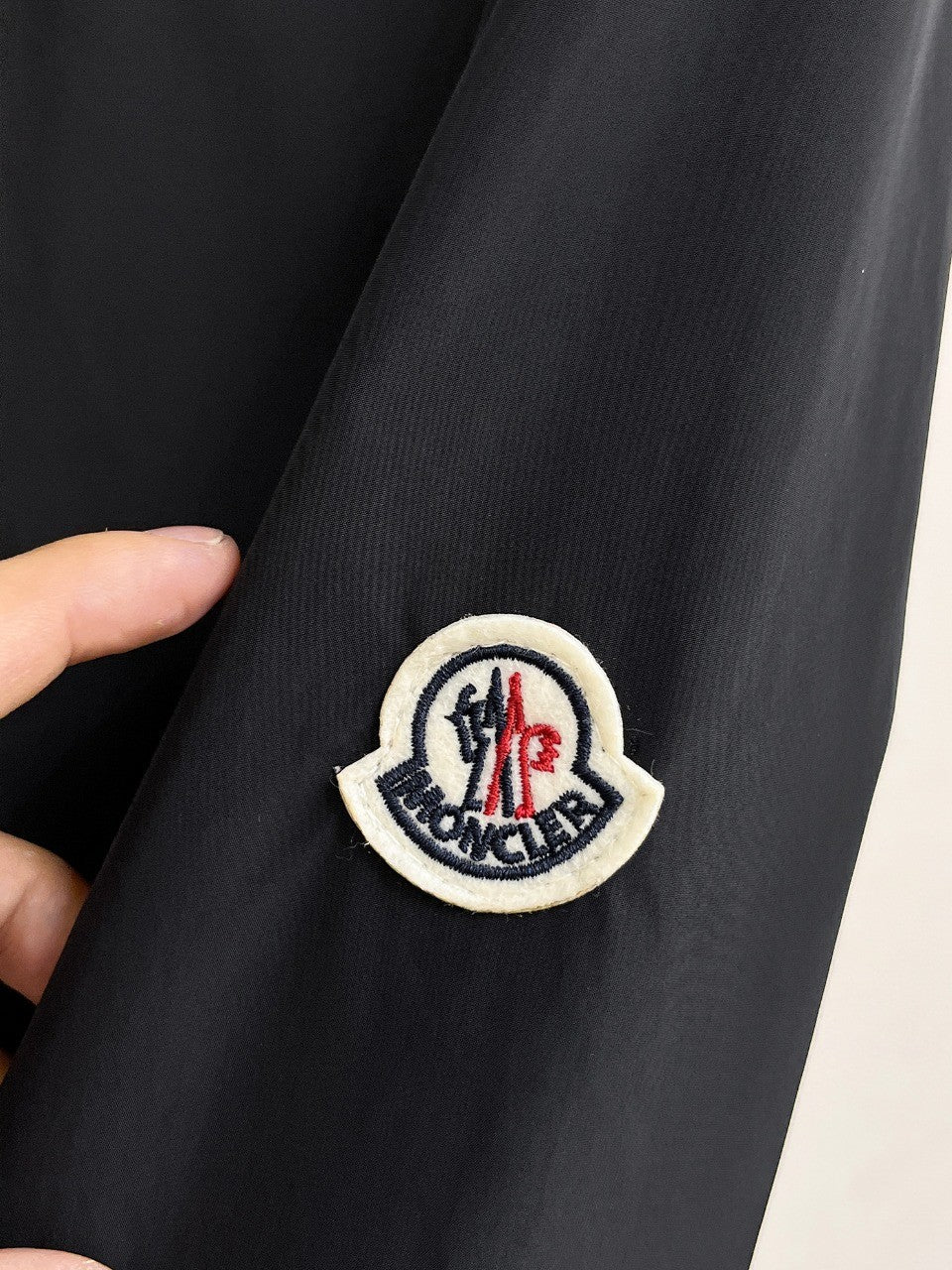 Chaqueta Masculina con Capucha Oculta · Colección Early Fall 2025