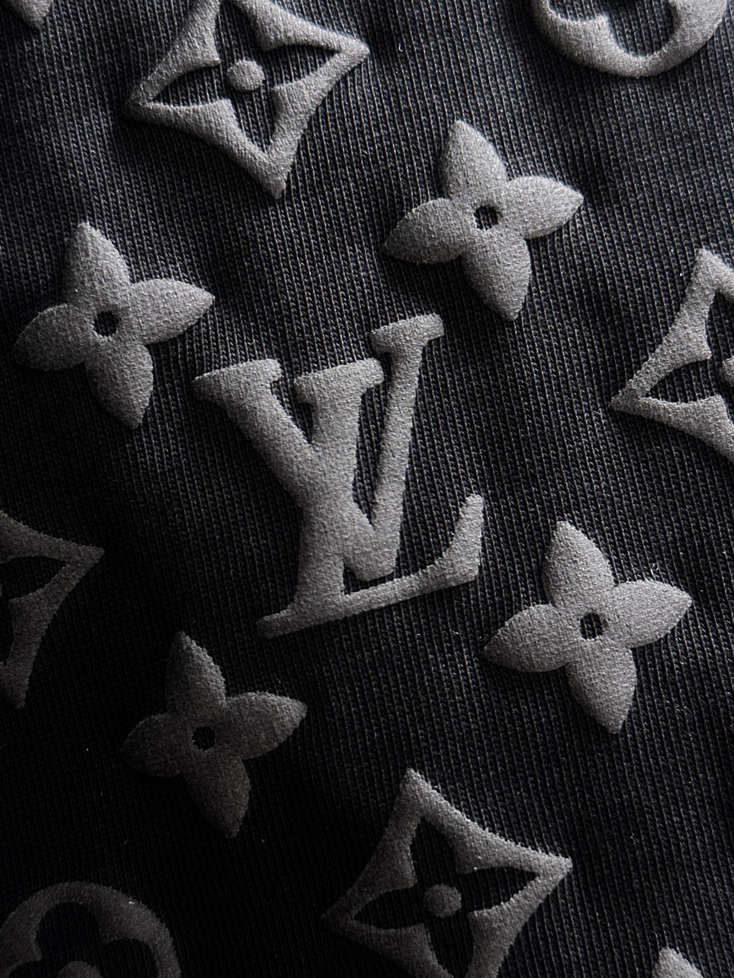 Exclusive Mali – Camiseta Unisex “Edición Luxe Four-Leaf Letters”