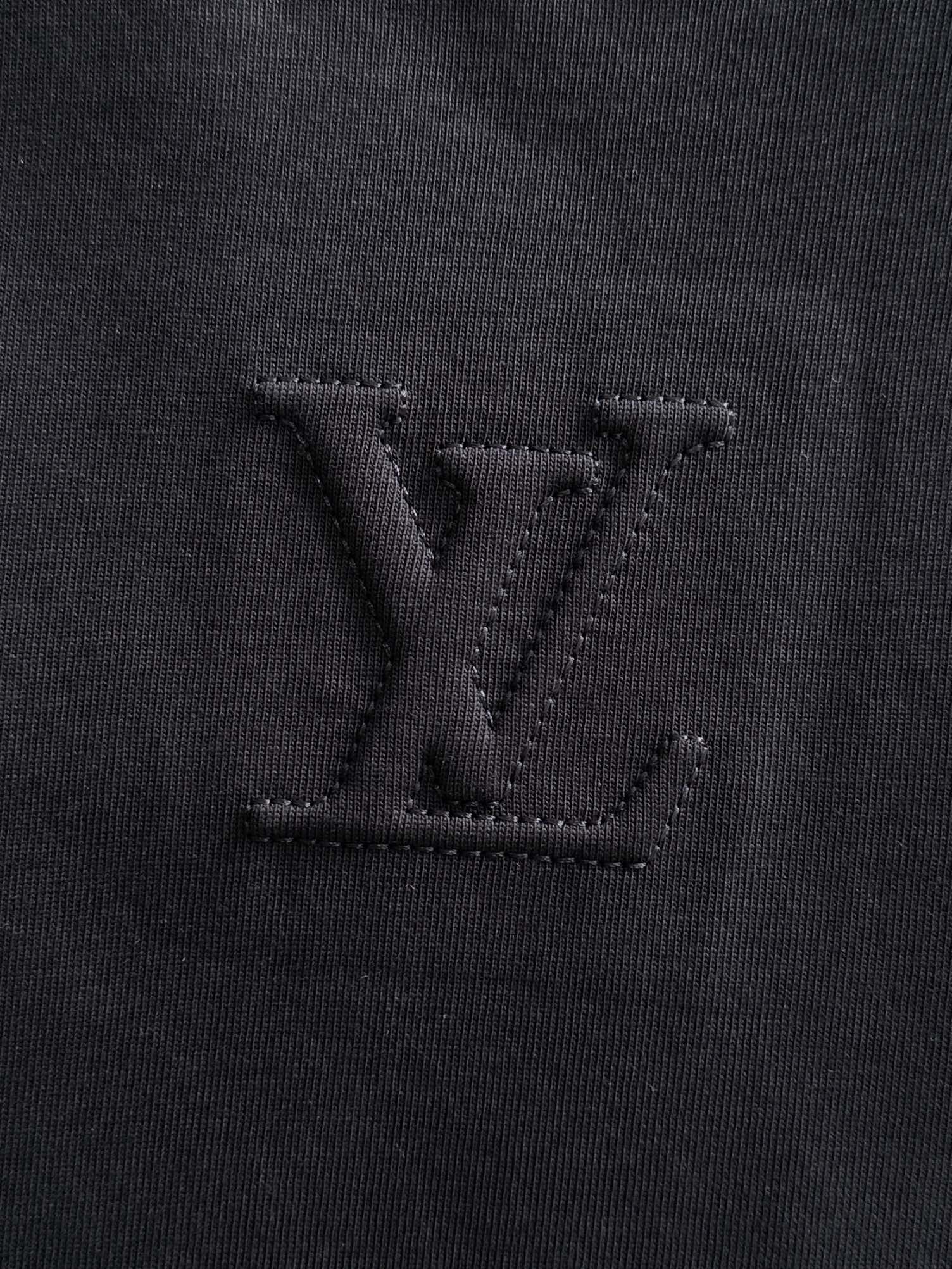 Exclusive Mali – Camiseta Unisex “Edición Luxe Four-Leaf Letters”