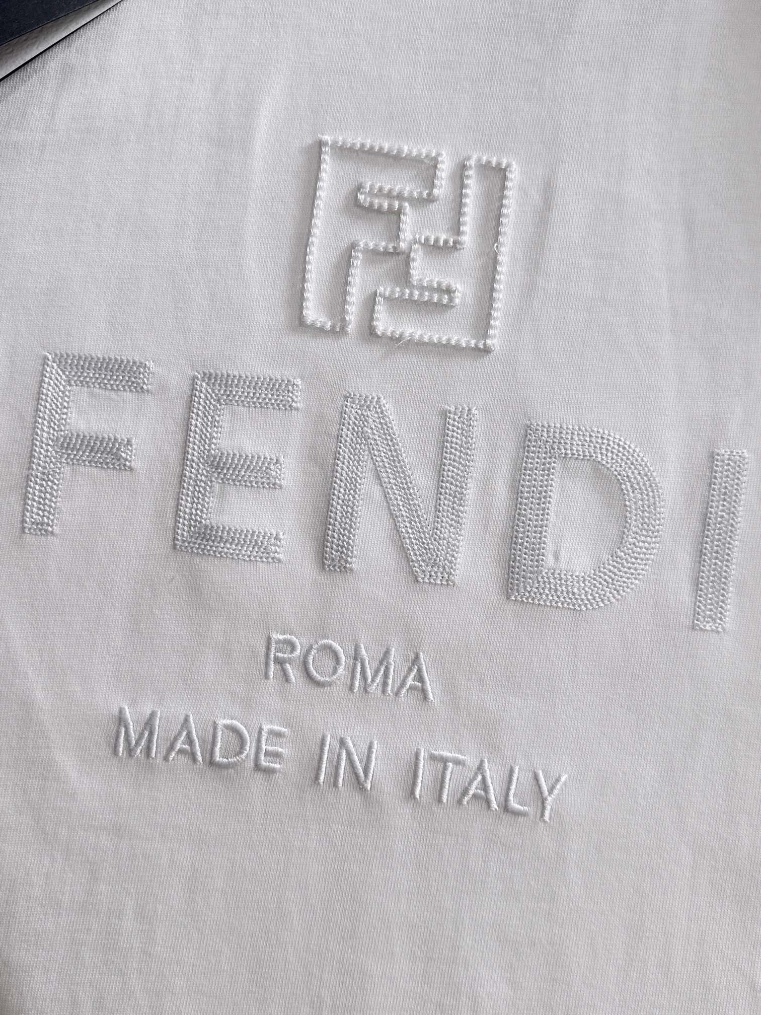 Exclusive Mali – Camiseta Unisex “Edición Luxe Letters” ·