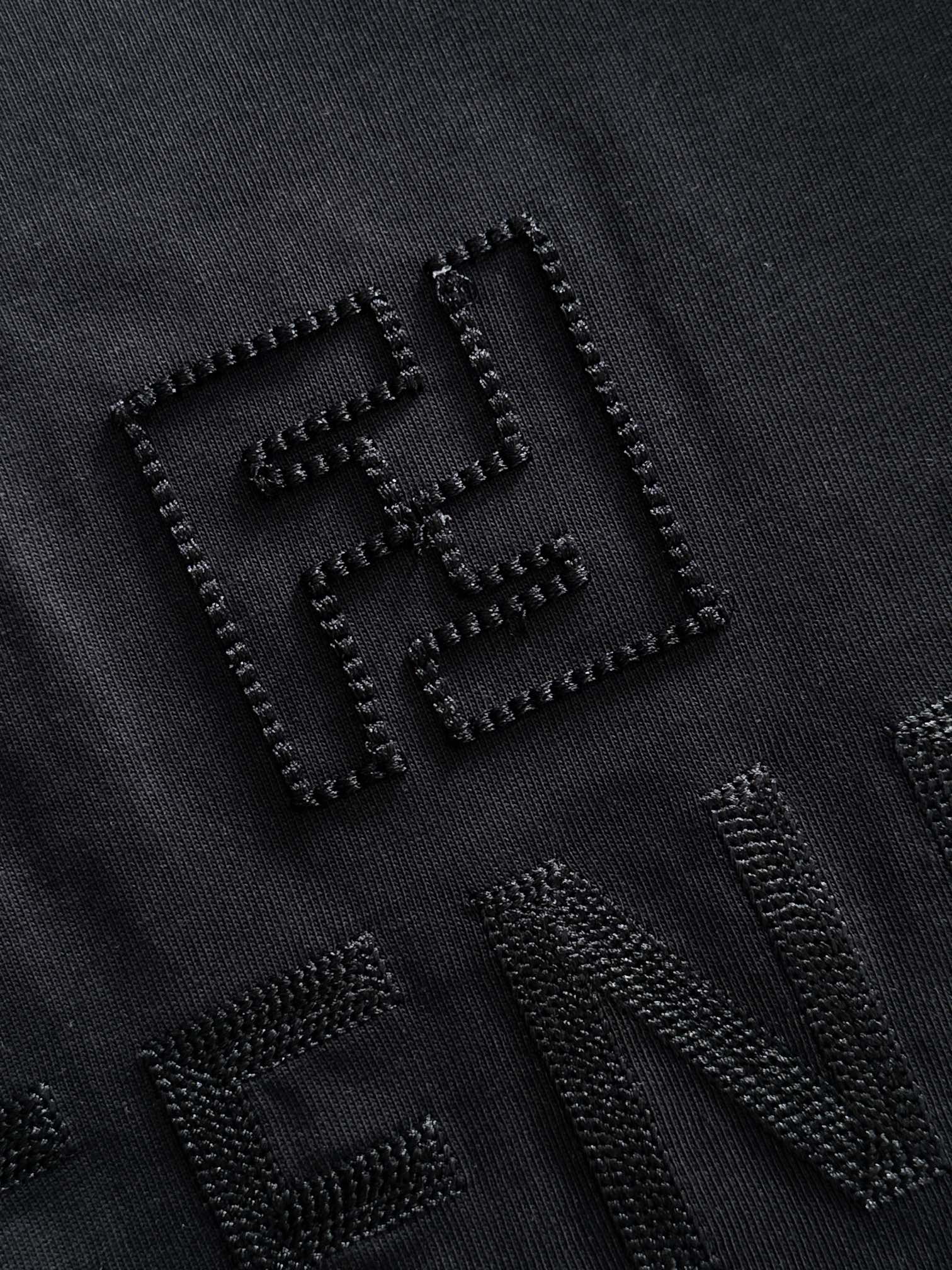 Exclusive Mali – Camiseta Unisex “Edición Luxe Letters” ·