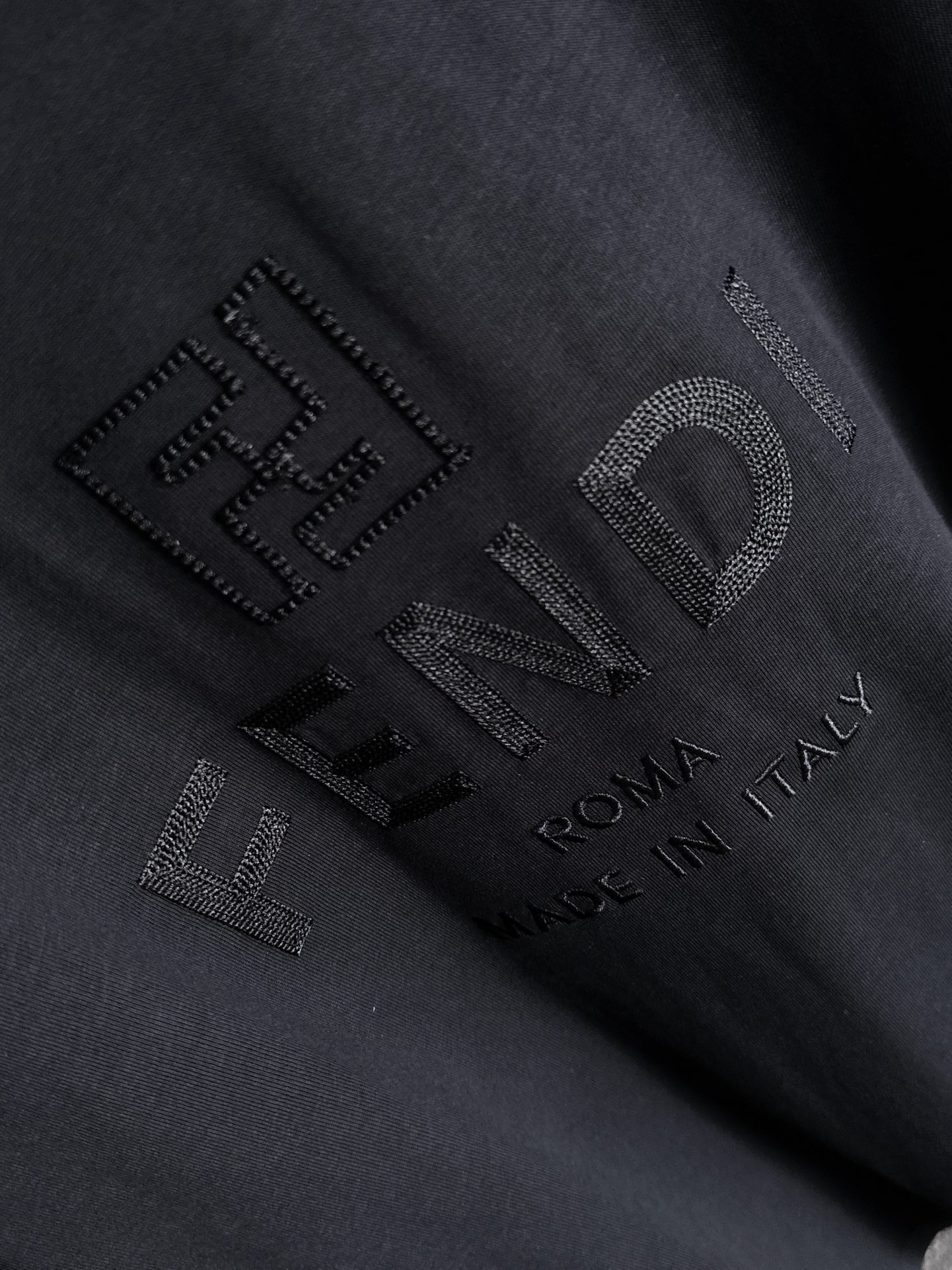 Exclusive Mali – Camiseta Unisex “Edición Luxe Letters” ·