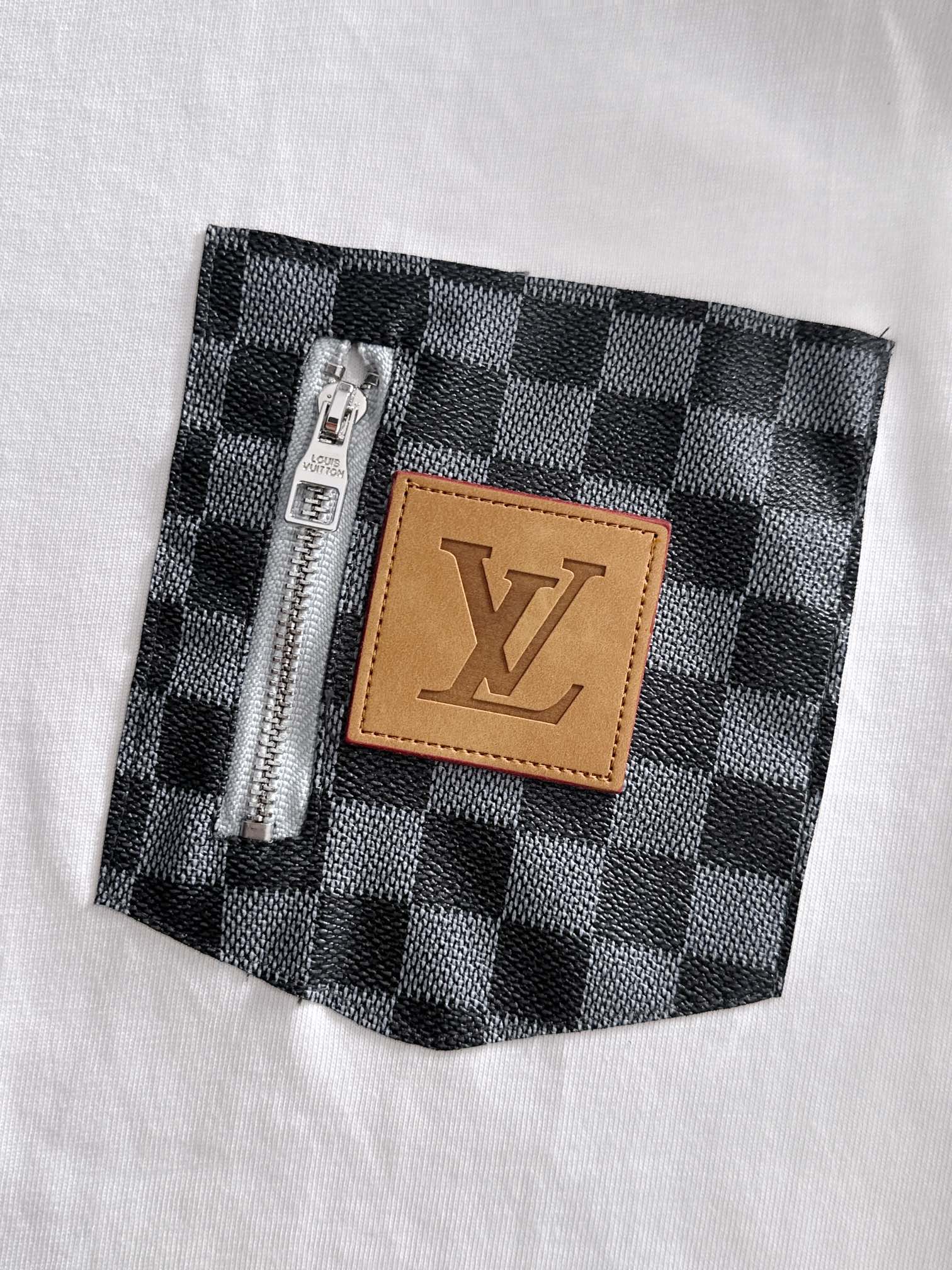 Exclusive Mali – Camiseta Unisex “Logo Bordado con Bolsillo Premium”