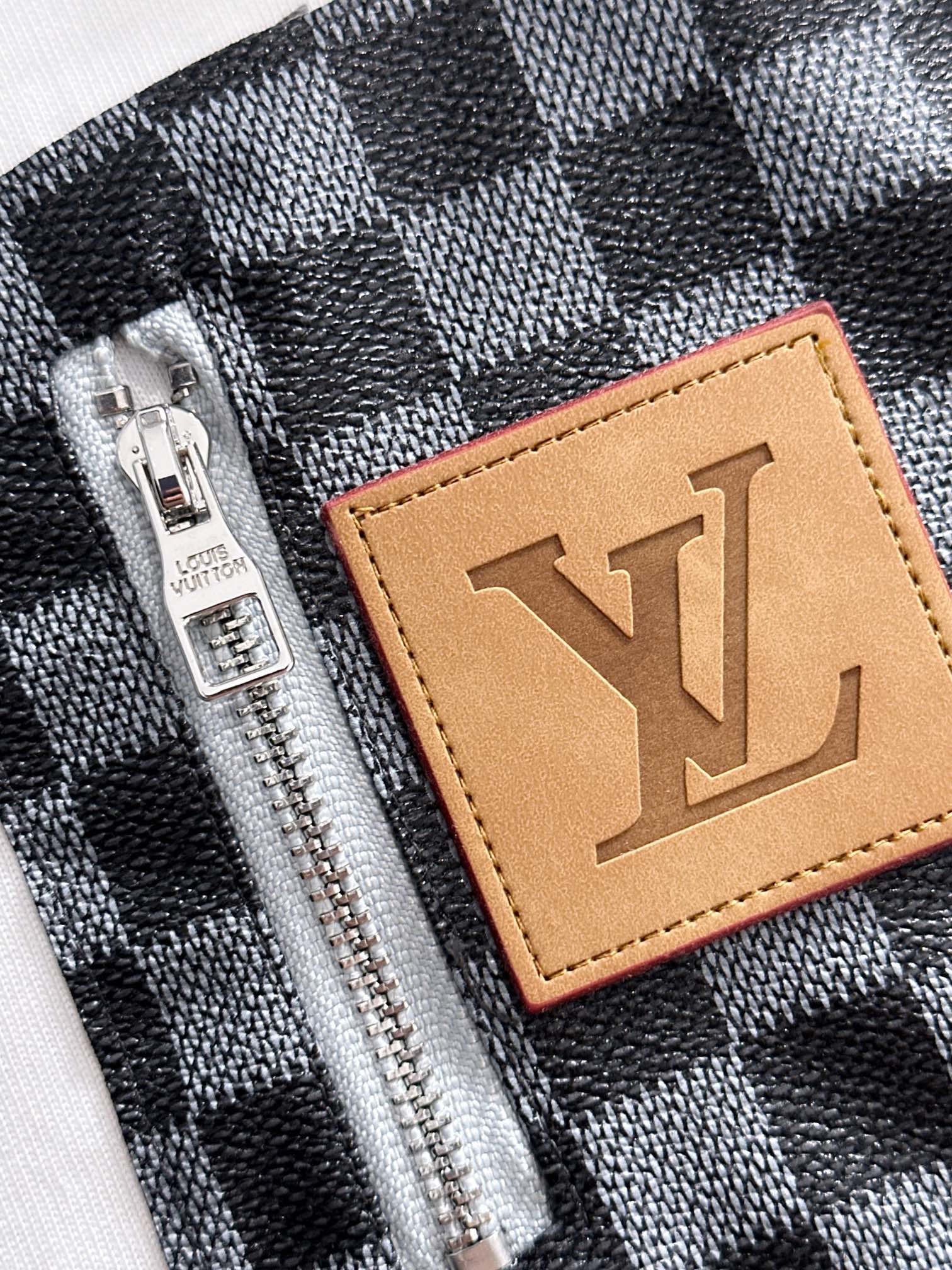 Exclusive Mali – Camiseta Unisex “Logo Bordado con Bolsillo Premium”