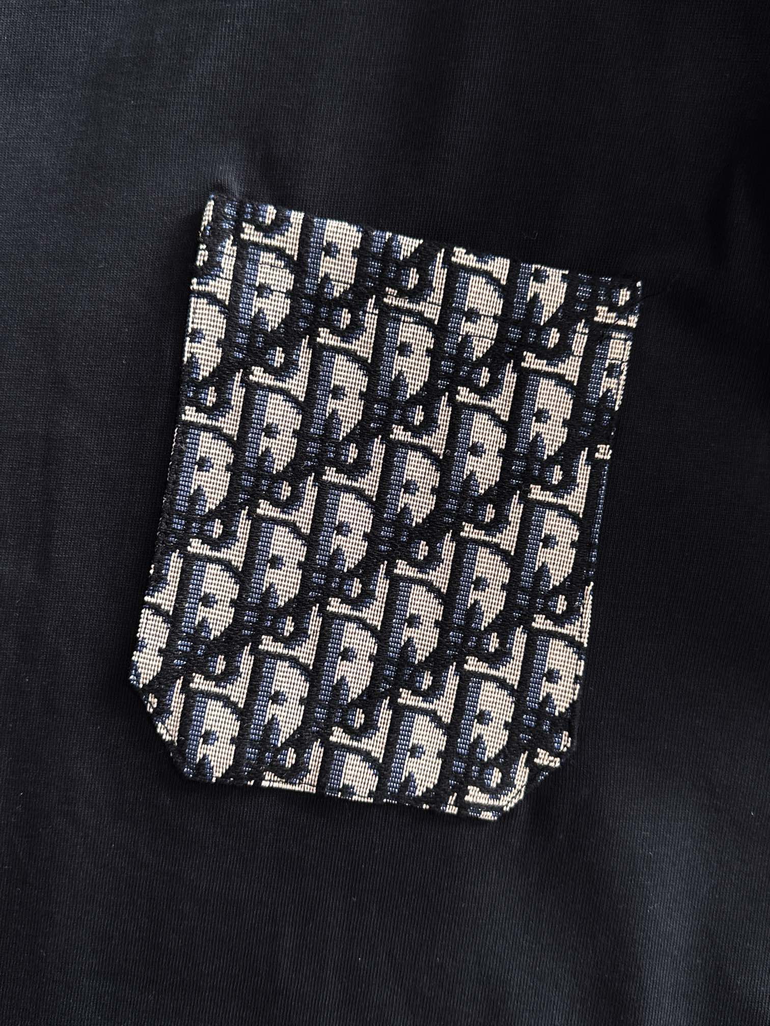 Exclusive Mali – Camiseta Unisex “Edición Luxe Patchwork Logo”